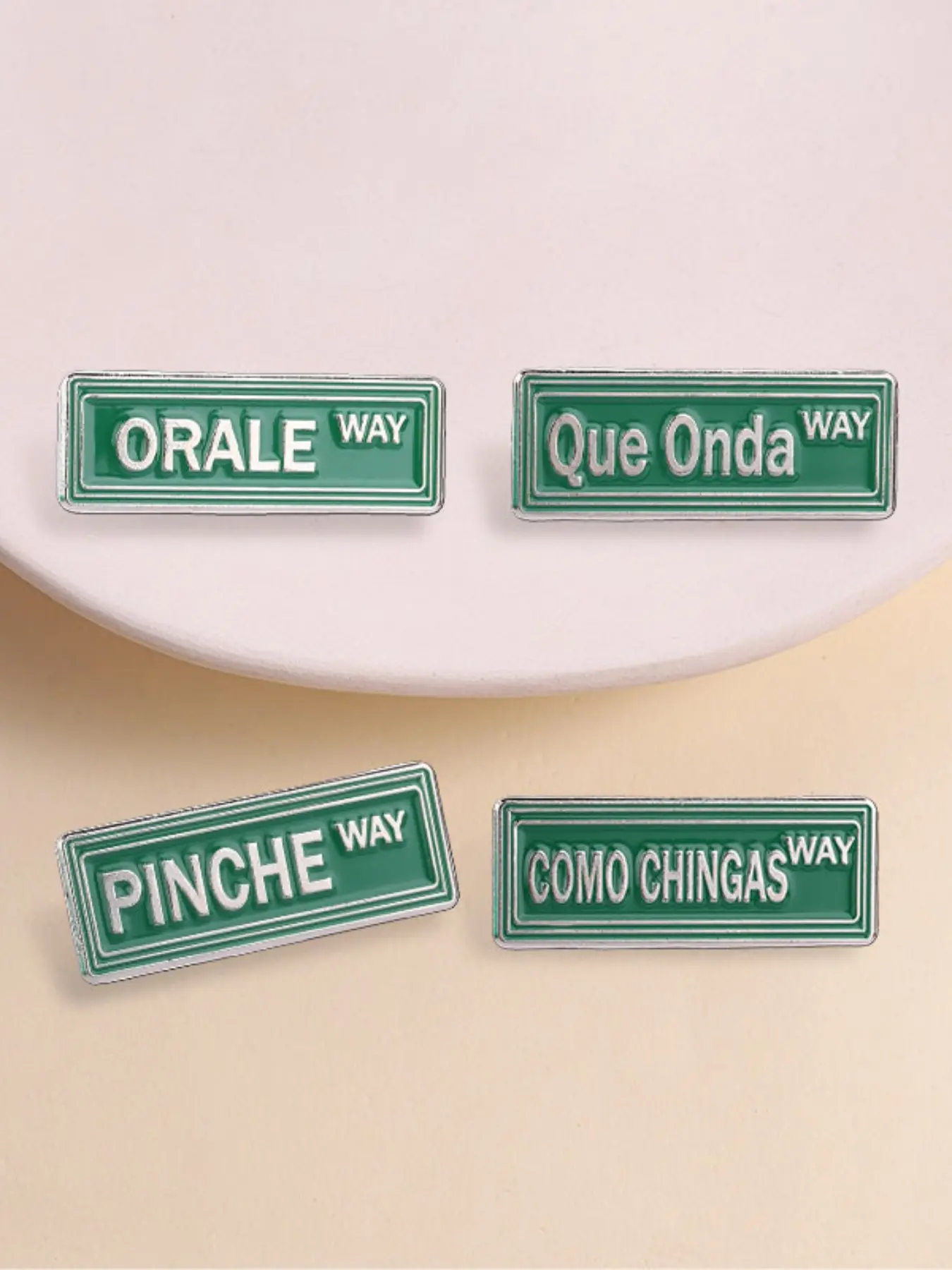 4 Pcs Creative Text Road Sign Enamel Brooch Pins, Fun Spanish Slang Design Badges, Fashion Accessories for Clothes and Backpacks, Gift for Friends