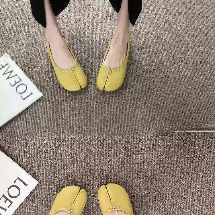 Flat bottomed split toe pig trotter shoes, red single shoes for women, spring and autumn 2026 summer silver bow thumb pig trotter shoes