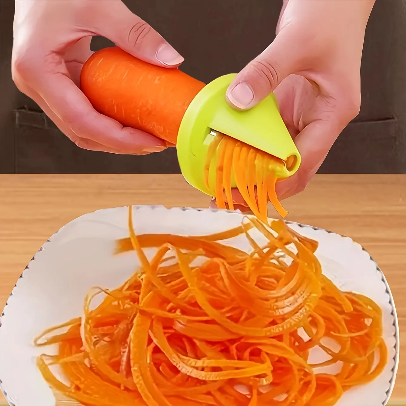 This 2-piece conical vegetable grater combines a carrot/cucumber grater and a fruit and vegetable peeler, giving your kitchen a fresh new look.