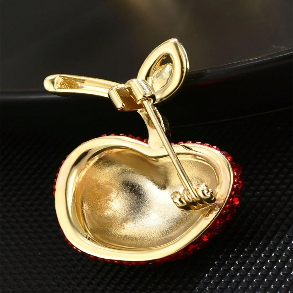 Cute little apple brooch, high-end luxury and elegant anti-exposure fruit brooch for women, suitable for decorating coats and suits