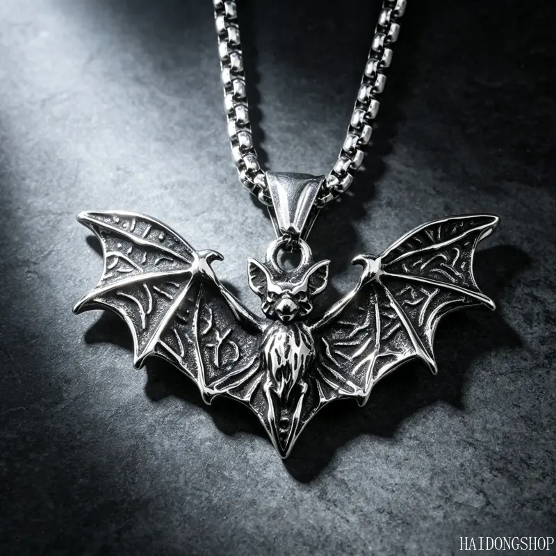 Viral Gothic Punk Aesthetic Stainless Steel Bat Pendant Necklace For Men & Women, Tarnish Resistant Unisex Dark Animal Neck Jewelry, Spooky Accessory For Halloween Gift Streetwear Alternative Daily Outfit Styling