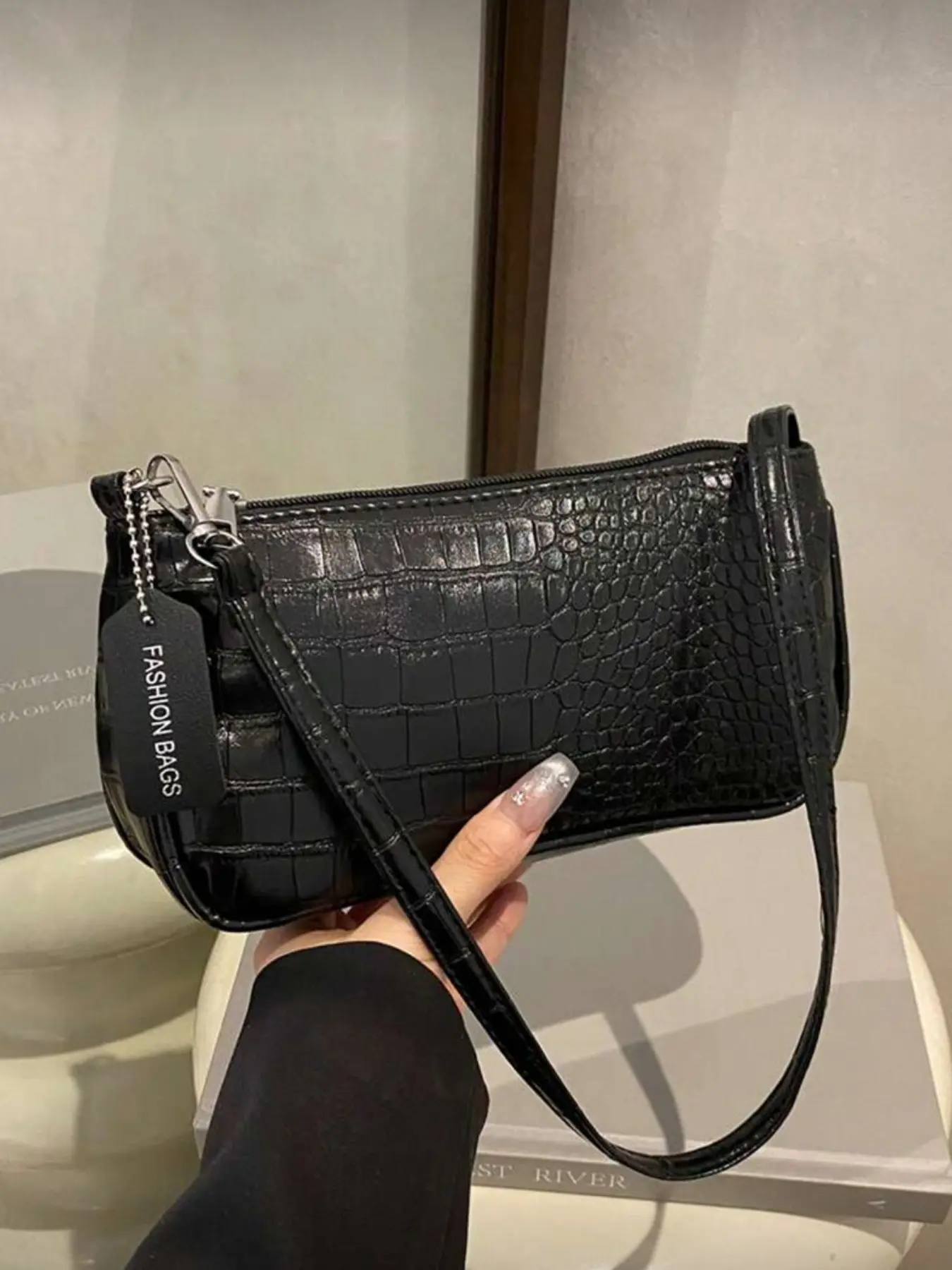Crocodile Pattern Embossed Women's Handbag, Korean Style Shoulder Bag, Simple Commuter Crescent Bag, Trendy Vintage Design