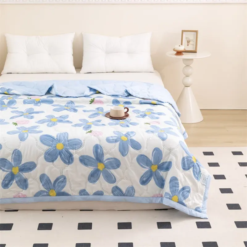 1pc an Ultra-Soft Cooling Throw Blanket for Summer - Lightweight And Breathable Quilted Design, Featuring Small Blue Floral Patterns, Ideal for Those Who Sleep Hot, Made from Skin-Friendly Polyester, Reversible Geometric Style, Machine Washable