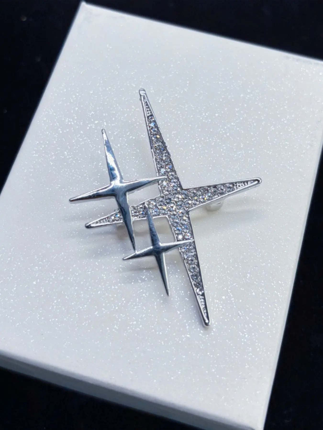 Unisex Star Brooch, Fashionable Anti-Strap Button, Perfect for Open Shirts and Suits, All-Season Accessory, Unique Style Pin