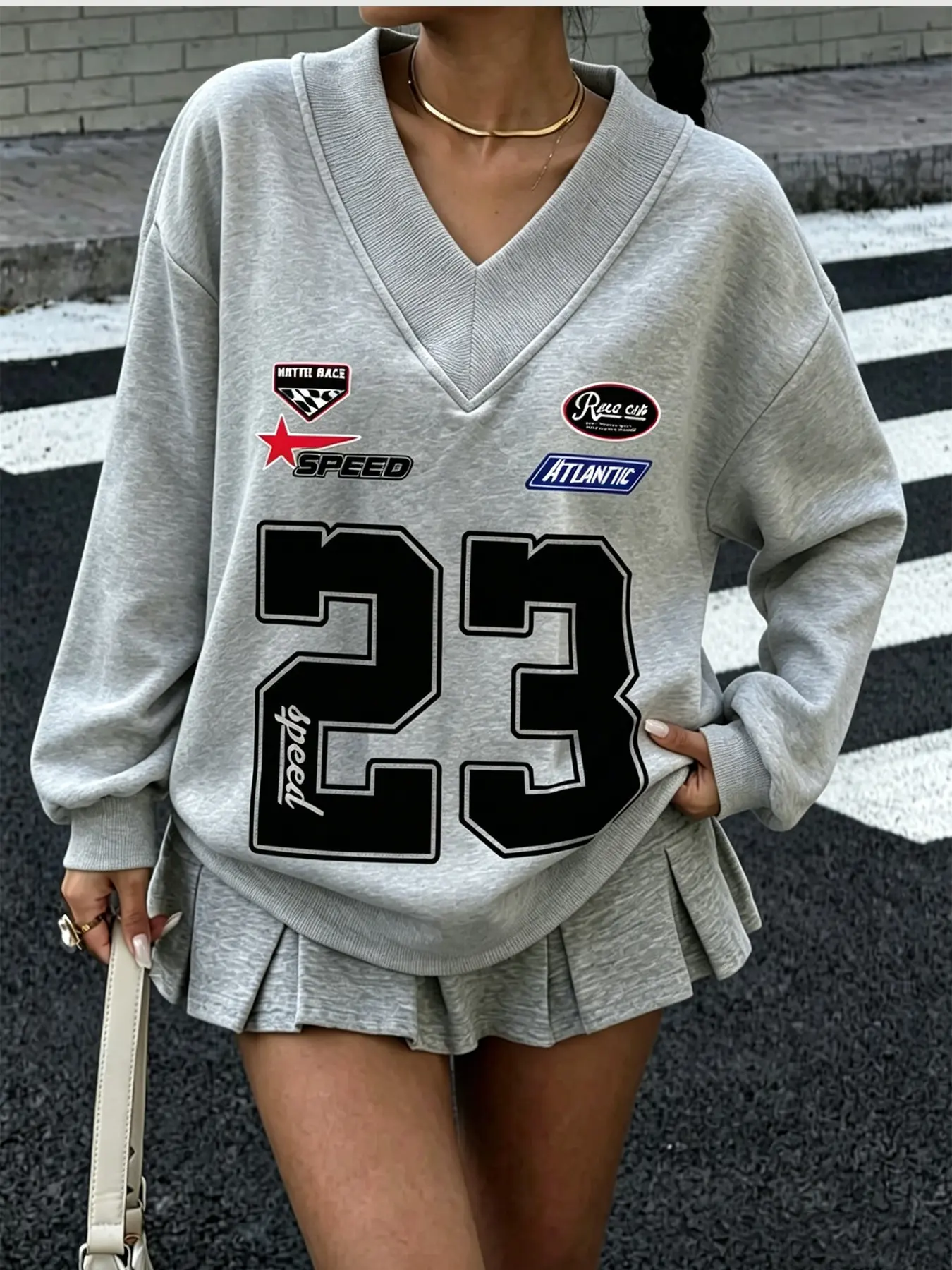 Women Y2K Racing 23 Number Print Baggy V Neck Sweatshirt, Vintage Oversized Curved Hem Pullover, Viral TikTok Streetwear Jersey Top, Casual Campus Skate OOTD, Loose Long Sleeve Shirt for Teen Girls Ladies