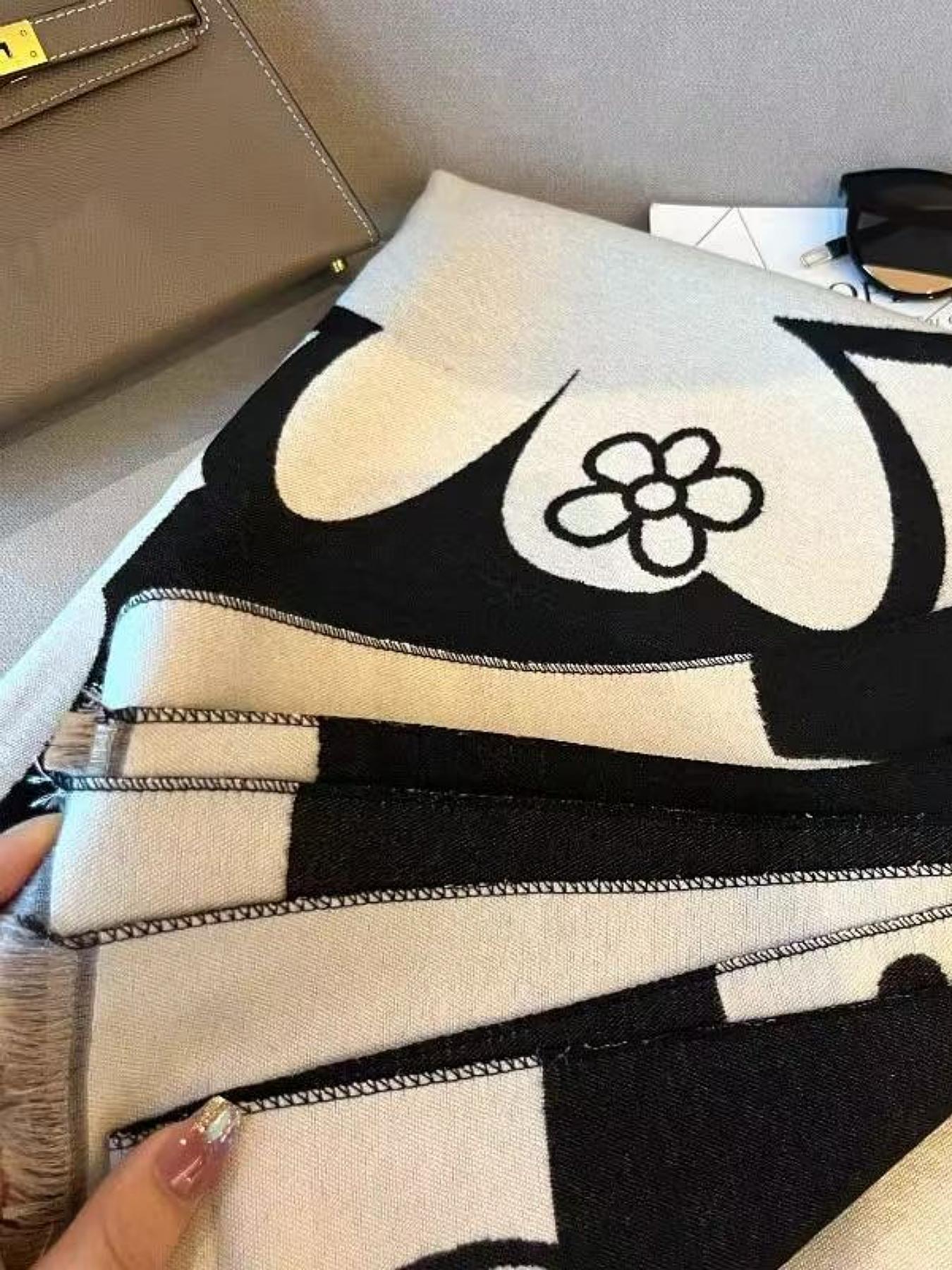 Women's Vintage High-End Plaid Jacquard Knit Scarf, Warm Fashion Accessory for Daily Wear & Air Conditioning Use, Floral Pattern Shawl