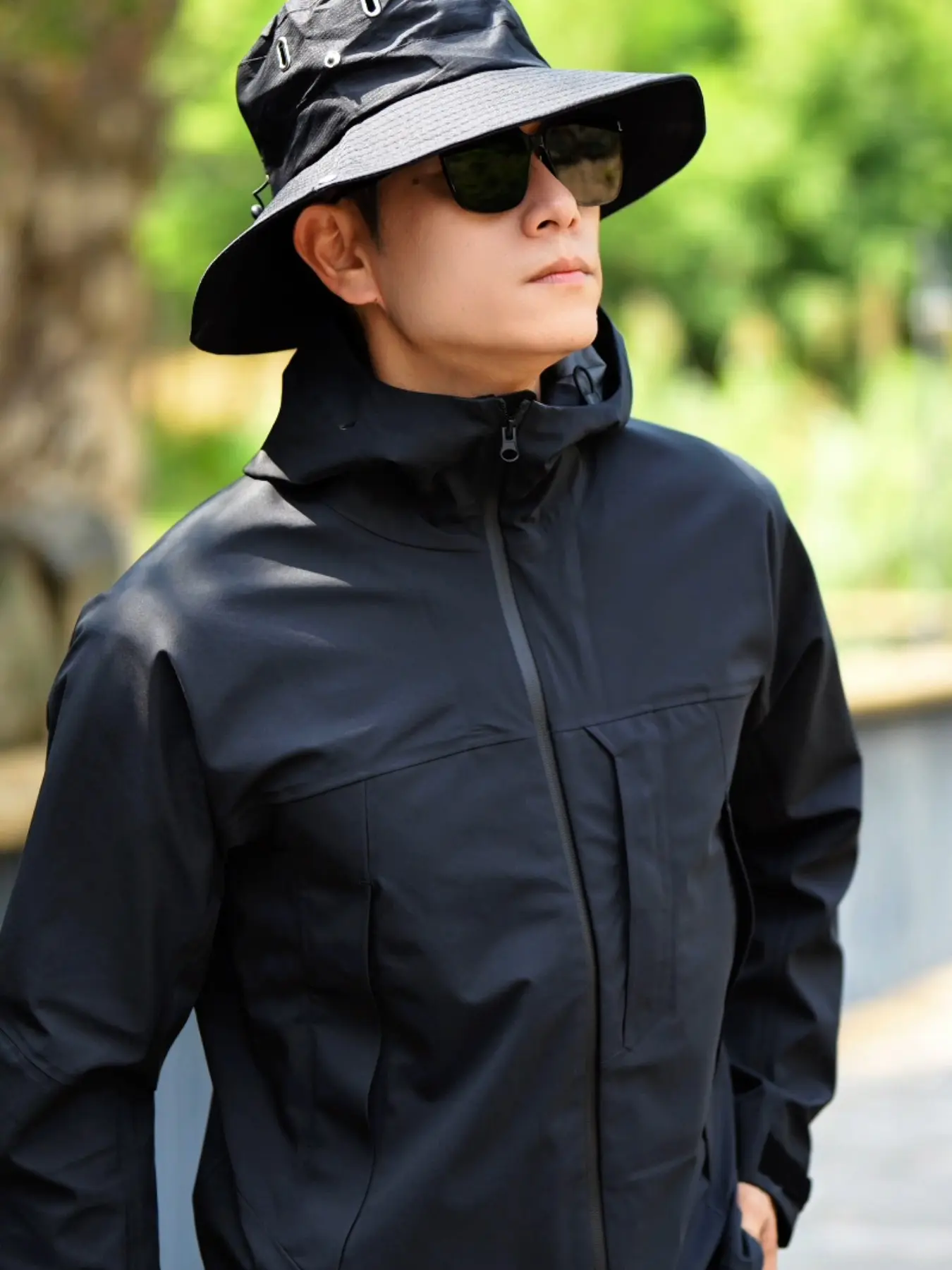 Men's Outdoor Hiking Jacket, Hard Shell Raincoat, Windproof and Waterproof, Perfect for All Weather Conditions, Durable and Comfortable