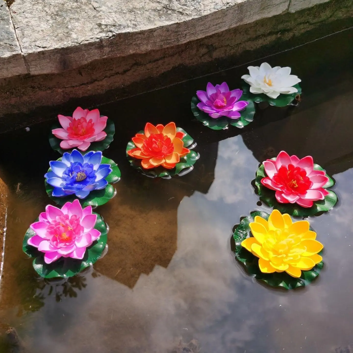 5Pcs 3.93" Artificial Floating Lotus Flowers – Realistic Foam Water Lily Pond Decor, Lifelike Lotus Blooms for Aquarium, Diwali, Buddha Table & Outdoor Garden Landscape Decoration