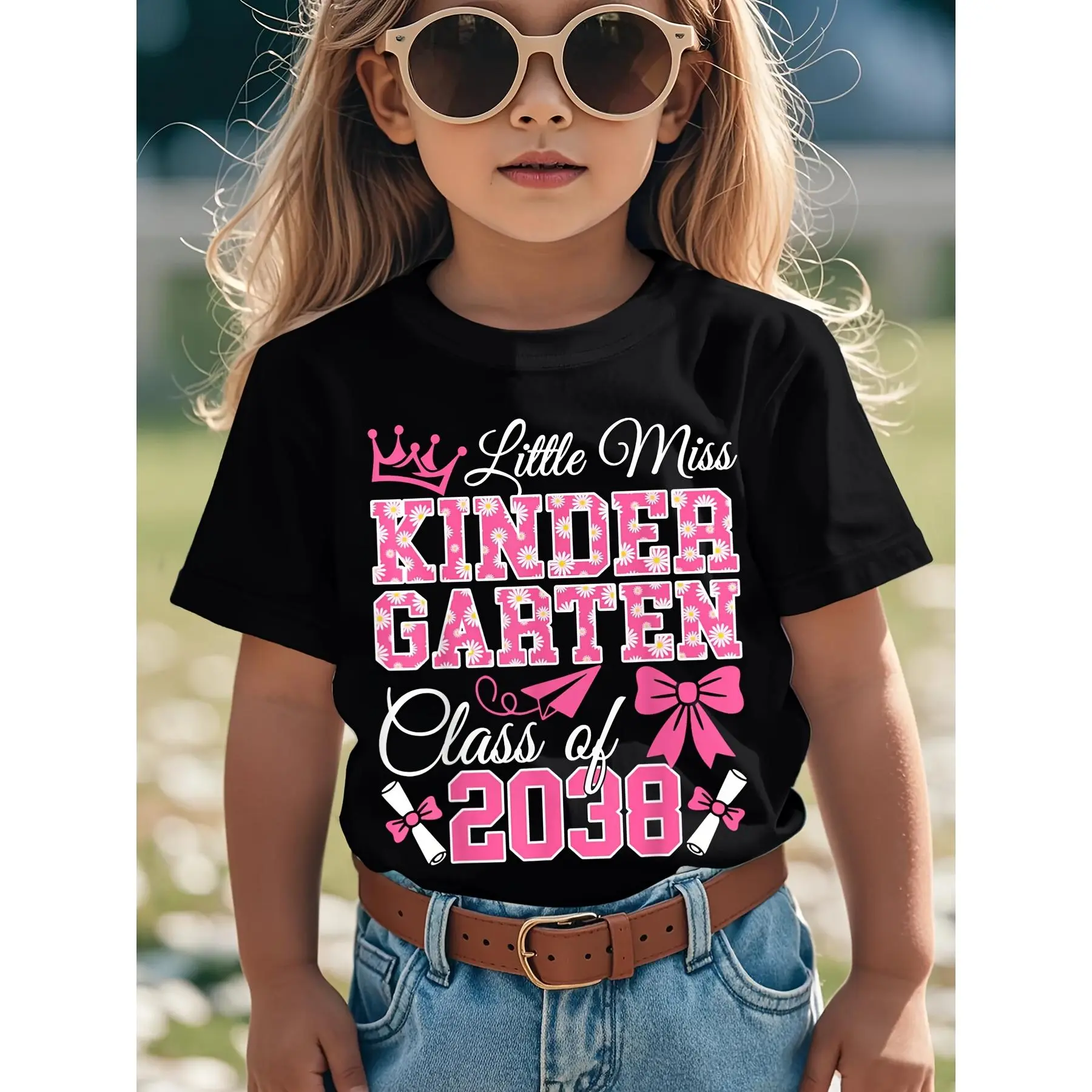 Girls' Little Miss Kindergarten Class of 2038 Graduation T-Shirt - Cute Daisy Bow & Kindergarten Cap & Diploma Design, Pink & White Short Sleeve Top for Celebration, 2038 Birthday Party Outfit