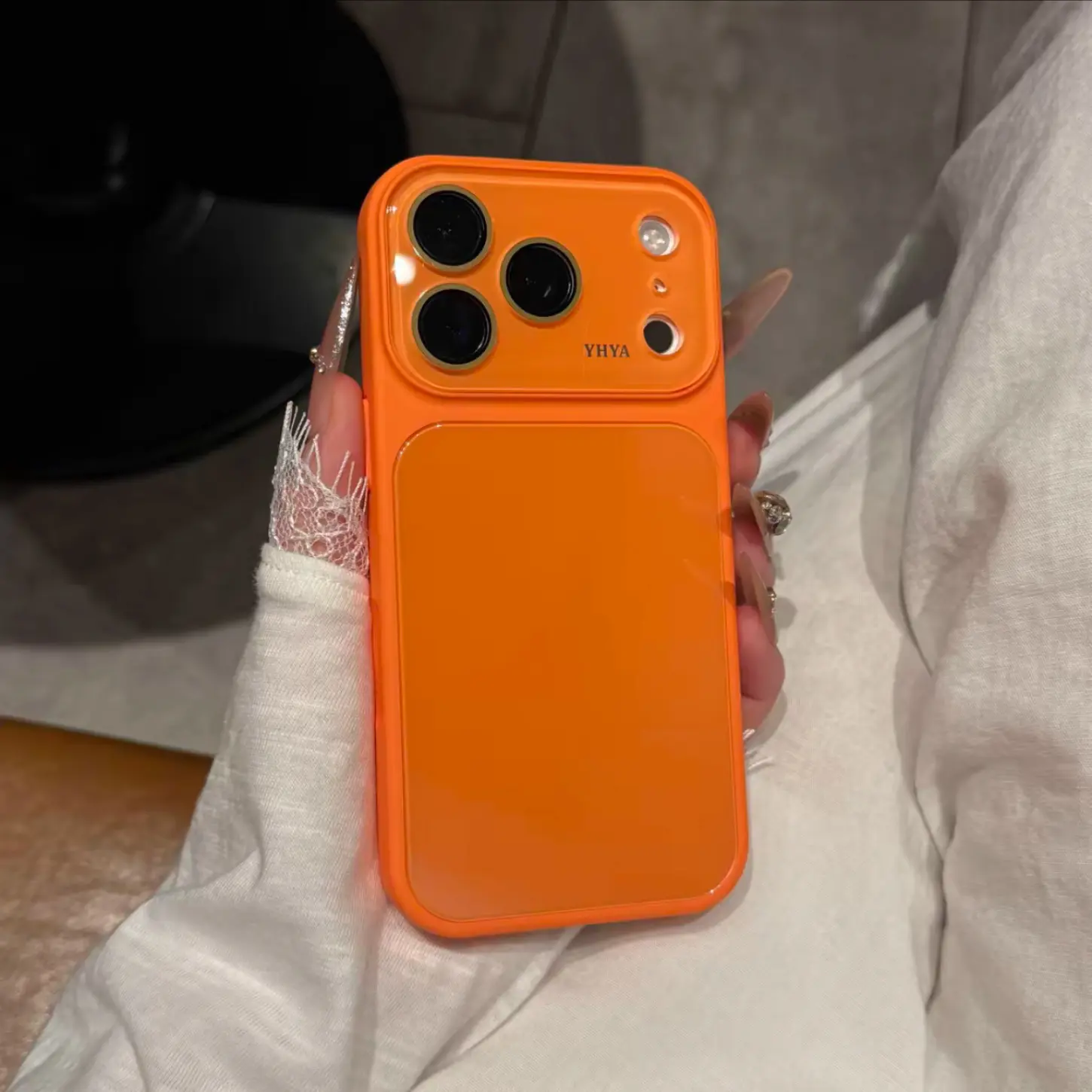 Instantly transforms into a large viewing window; suitable for iP 18/17/16/15/14 Pro Max phone cases; glossy tempered glass protective case