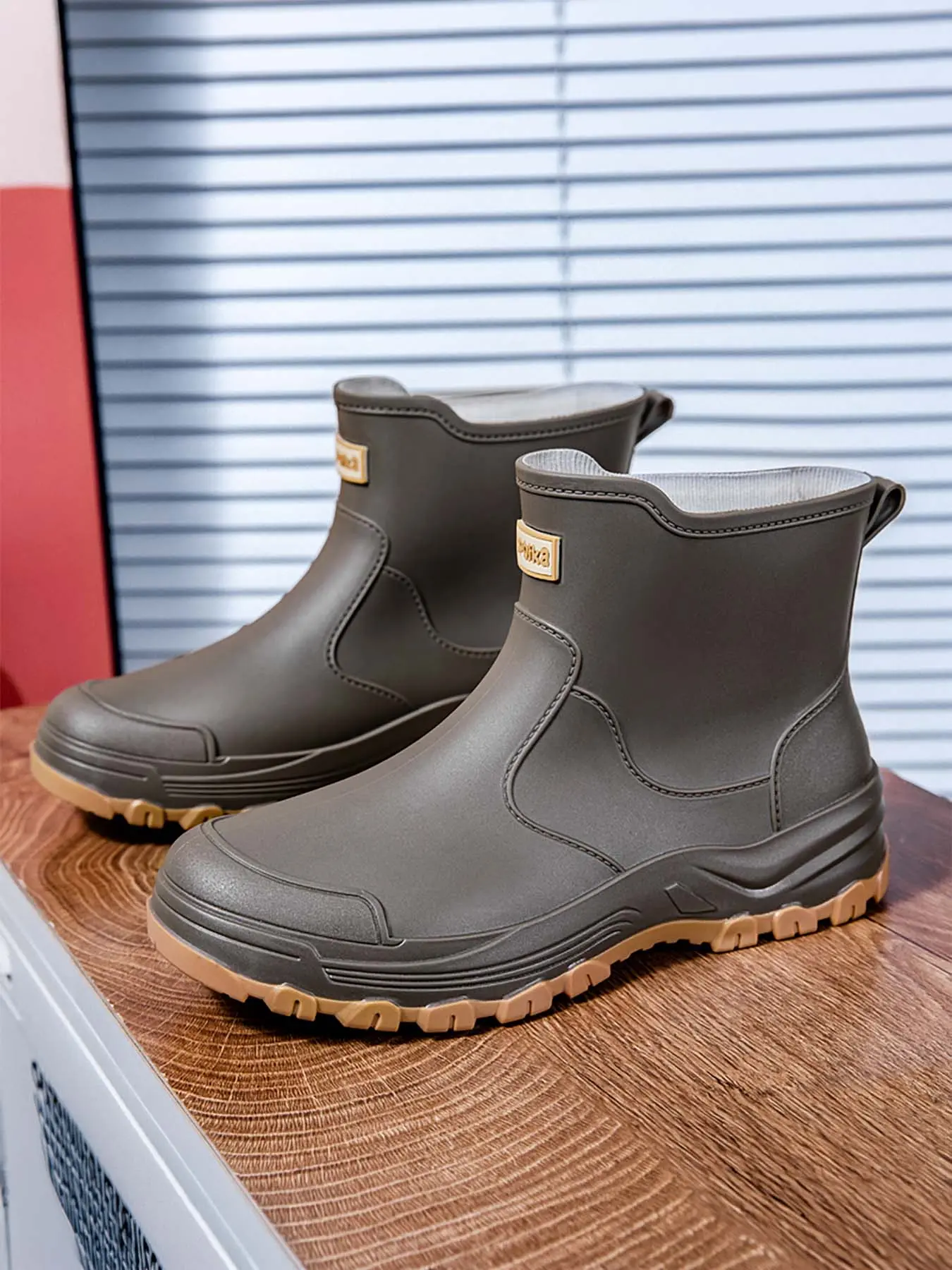 Men's mid-calf rain boots, hiking boots, trail shoes with strong grip, water-resistant shoes, waterproof and slip-resistant shoes for outdoor fishing, thickened and wear-resistant