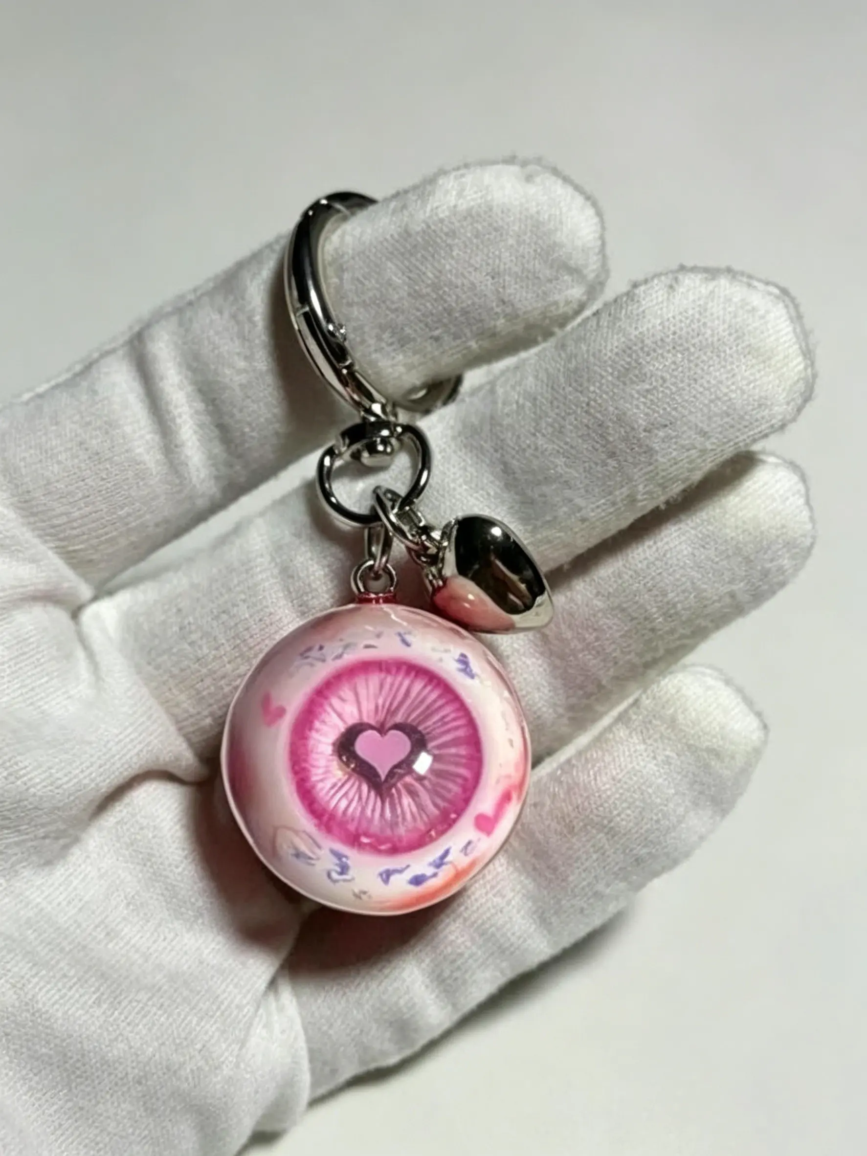 Realistic Eyeball Heart Design Keychain Quirky Heart-Pupil Bag Charm Available In Two Colors Wear-Resistant Resistant To Fading Quirky Style Niche Dark-Style Jewelry For Bags And Keys Sweet-Yet-Cool Girl, Y2k Style Enthusiast Holiday Gifts