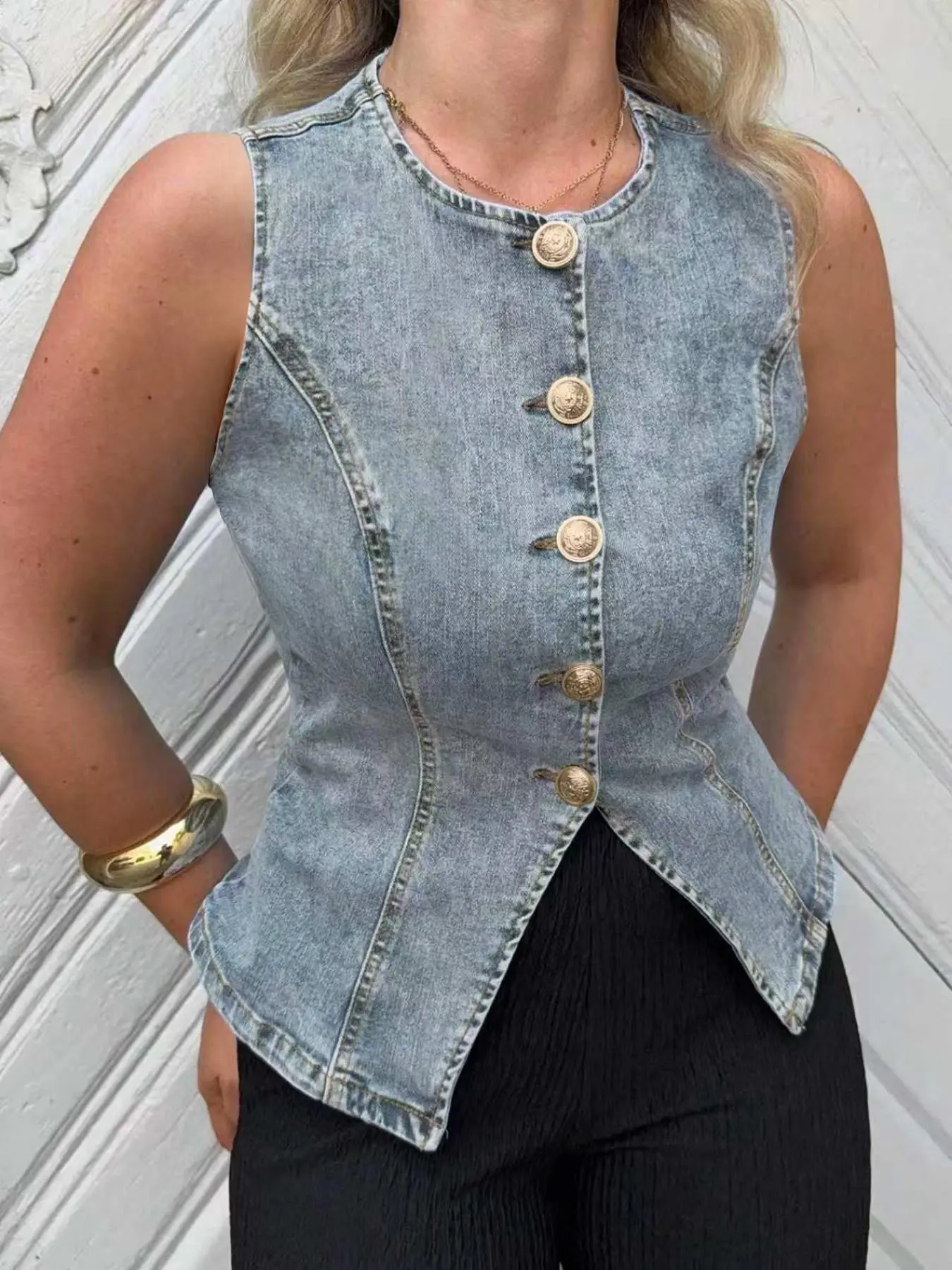 1 Women Denim Vest Light Wash Sleeveless Button Down Fitted Jean Top Casual Cropped Waistcoat Casual Fashion Vest for Summer Streetwear