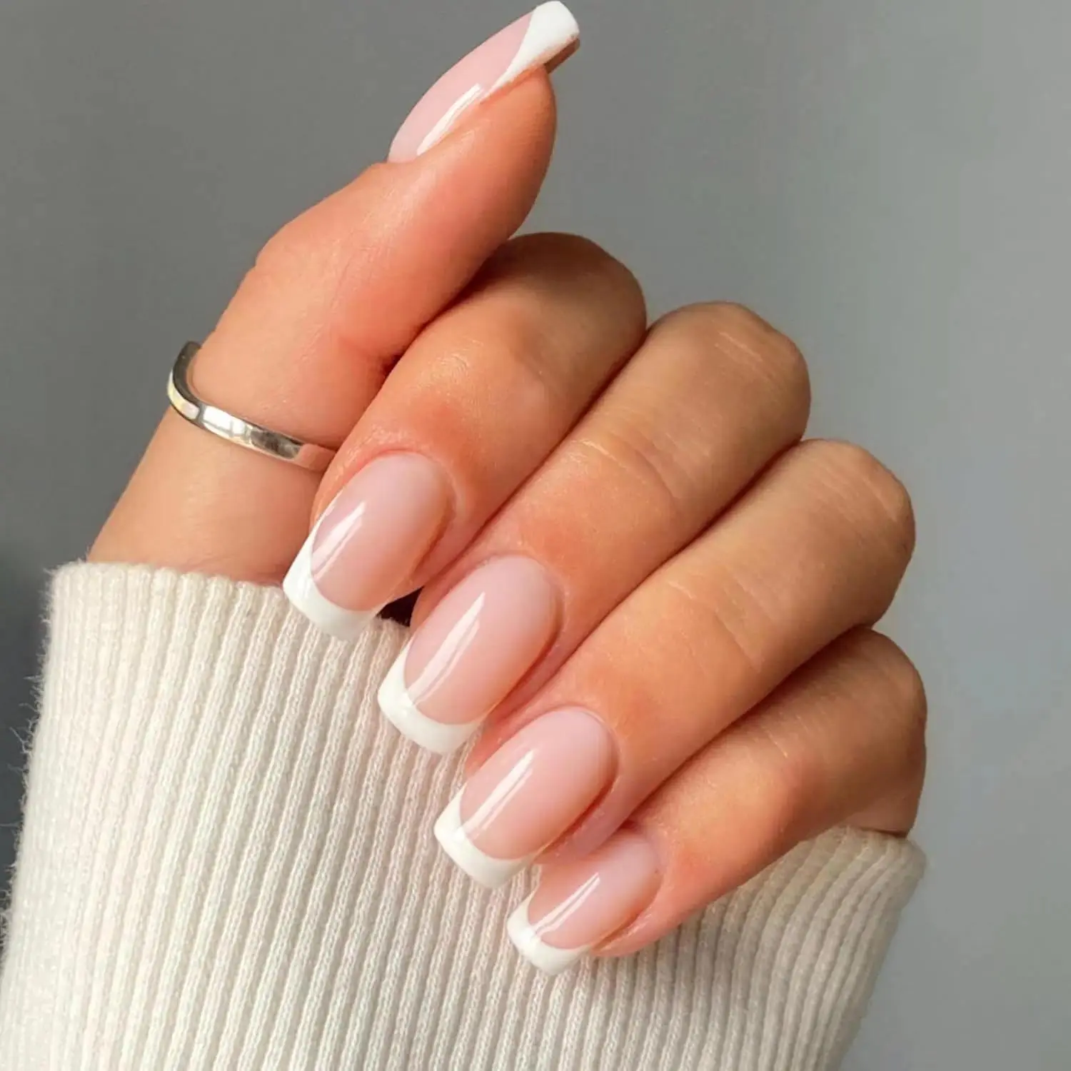24Pcs White Gradient Press On Nails, Short Square Shape, Glossy Natural Finish, Summer Vibe, No UV Light Required, Easy to Apply, French Nude Starter Kit for DIY Nail Art, Daily Commute & Elegant Occasions, Gel Nail Extension Accessory，springnails