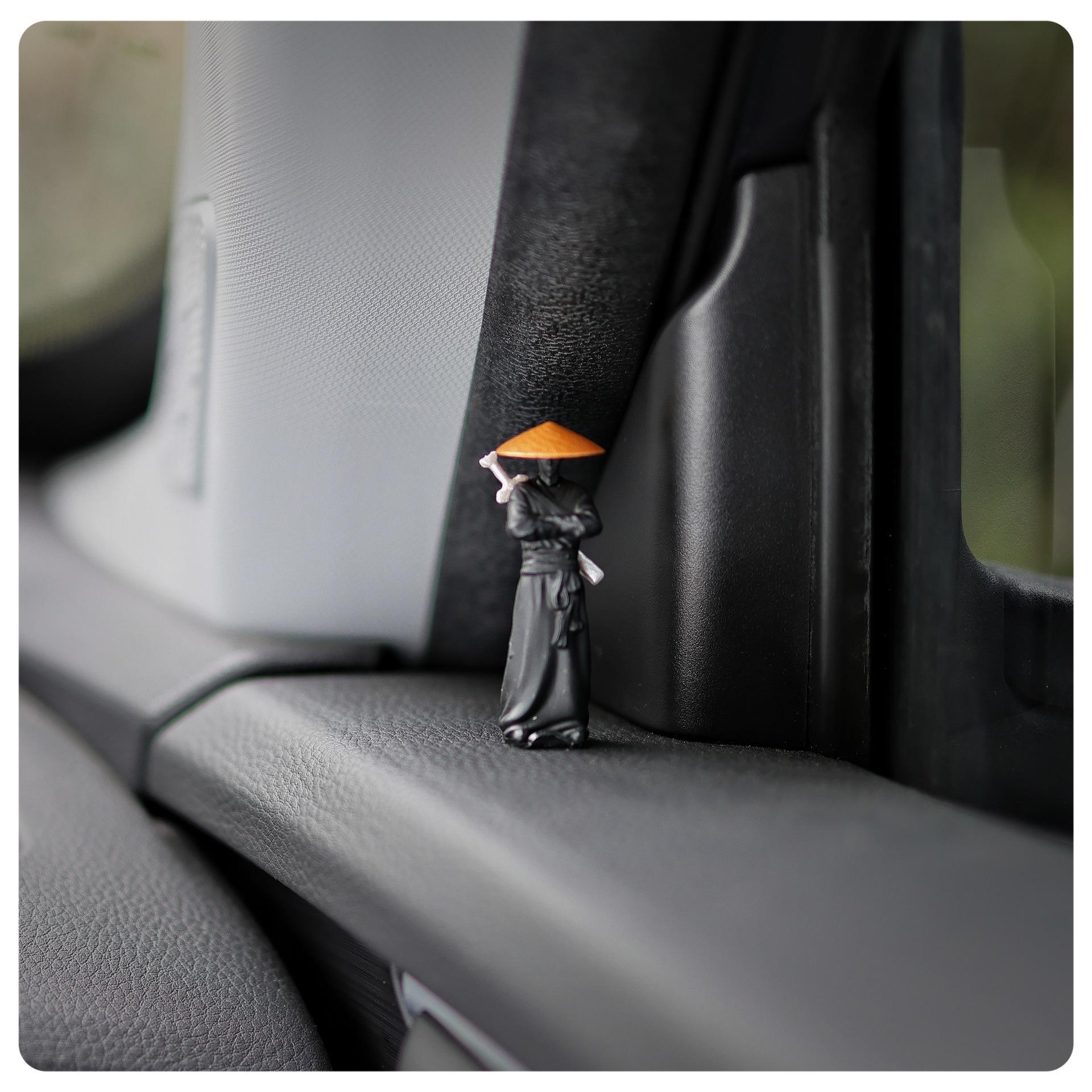 Car Interior Decoration, 2 Counts Mini Resin Swordsman Statue Ornament, Car Rearview Mirror and Dashboard Decoration, Home Office Desk Decoration, Car Desktop Decor, Car Interior Decorative Accessory, Car Trinkets