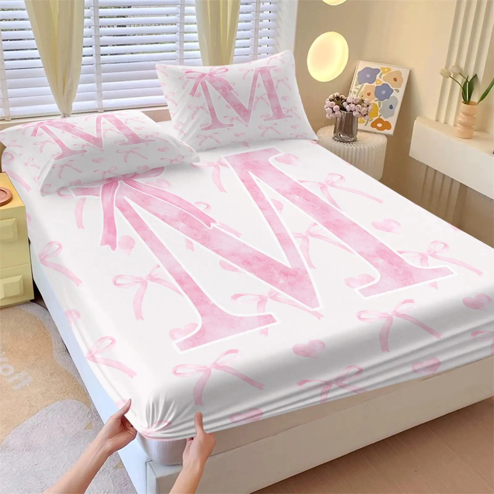3pcs Bowknot Letter M Fitted Sheet Set, Includes 1 Fitted Sheet + 2 Pillowcases, Soft Comfortable Breathable Microfiber, Wrinkle Resistant Pink Bow Heart Print Bed Set, Elastic Deep Pocket Fitted Sheet, Ideal Mattress Cover for Girls Bedroom, Bedsheets