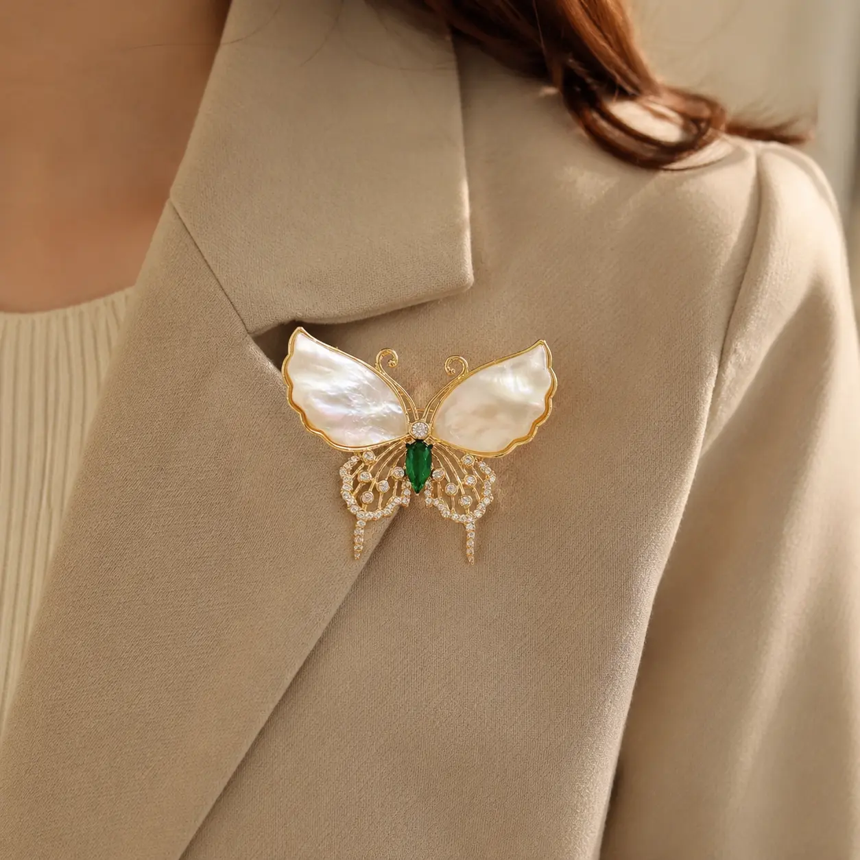 Women's French Retro Butterfly Brooch - Cute Mother-of-Pearl Rhinestone Edge Corsage Pin for Parties, Suit & Coat Fashion Accessory Gift
