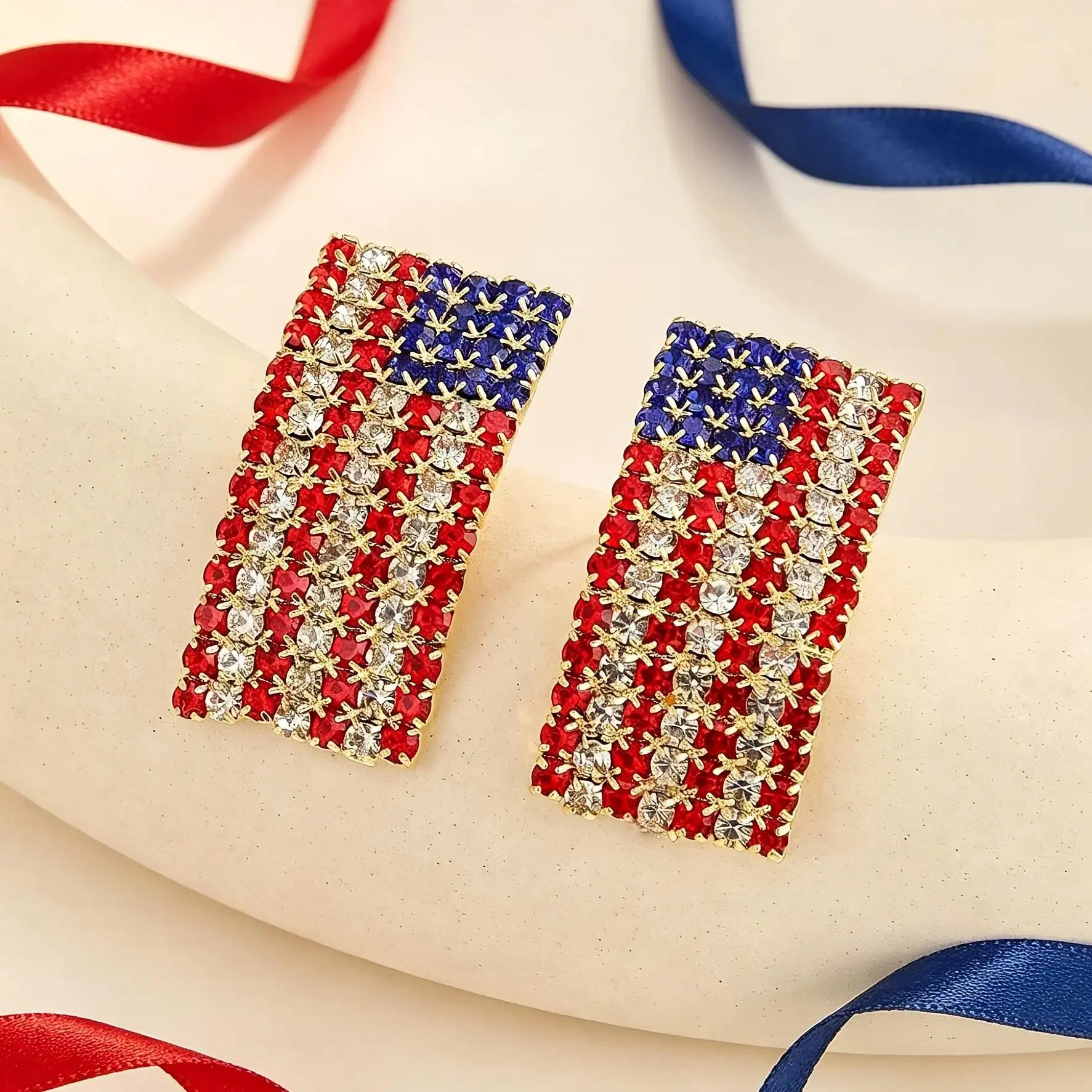 A Pair of Elegant and Luxurious American Independence Day-themed Flag Earrings, Suitable as Women's Accessories and Gifts for Holiday Parties and Banquets