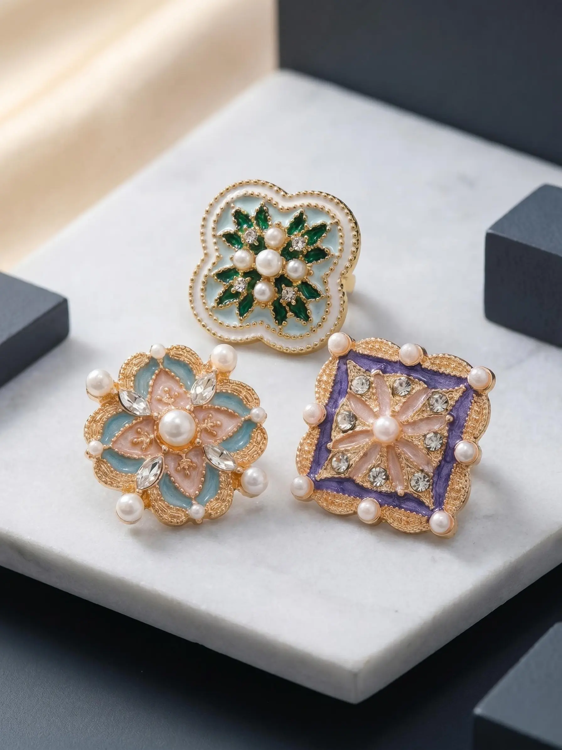 Vintage Flower Enamel Brooch Pin, Elegant Brooch, Retro Floral Lapel Pin, Antique Gold Tone for Women, Perfect for Jackets, Scarves & Accessories