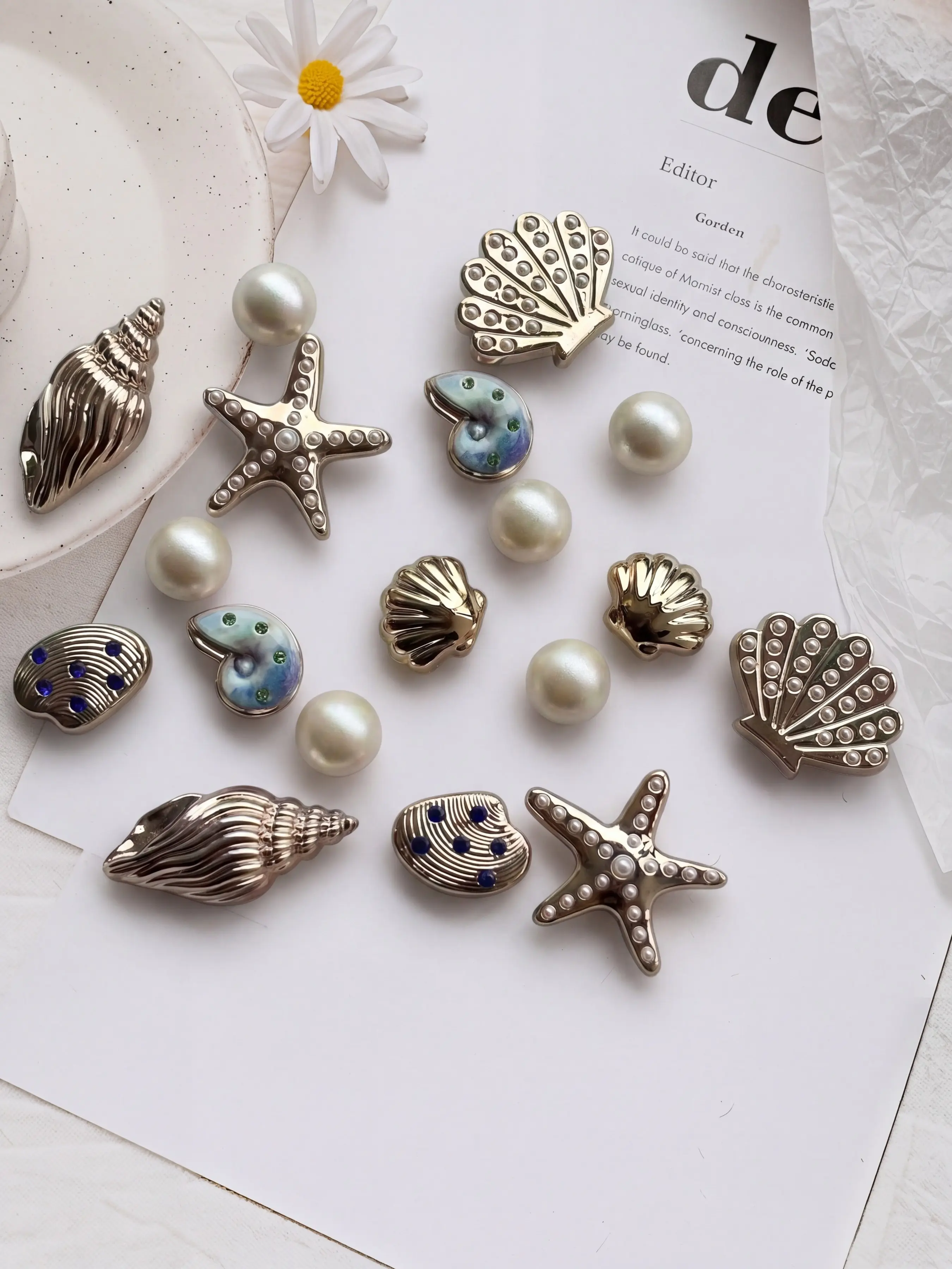 16pcs ABS Resin Gold Seascape Shell Shoe Charms, Detachable Starfish DIY Shoe Clips, Shiny Rhinestone Seashell Shoe Clips, Decorative Shoe Accessories, Shoe Decoration, Suitable For Women's Sandals, Slippers, Beach Bags, Birthday, Holiday Party Gift