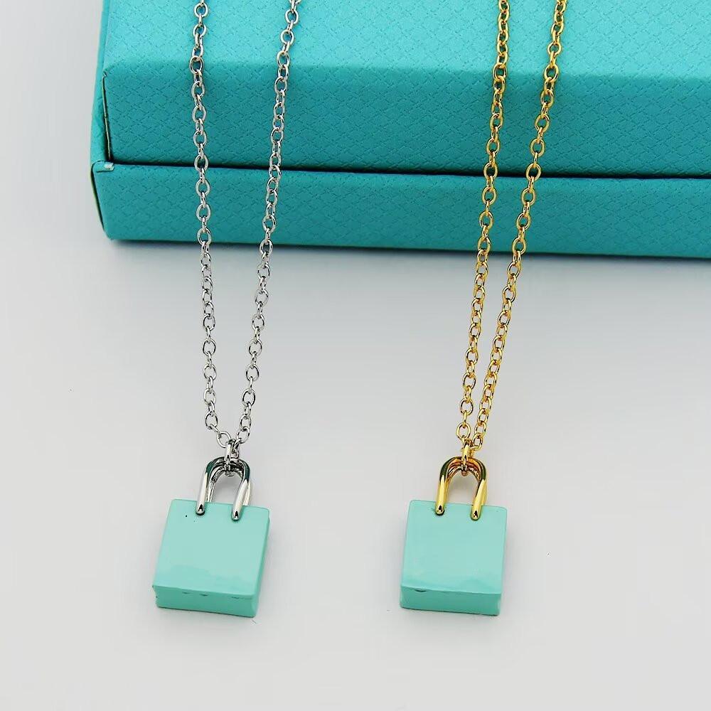 A classic and understated luxury handbag necklace for women, a versatile and elegant clavicle chain, perfect as a gift for your girlfriend or best friend.