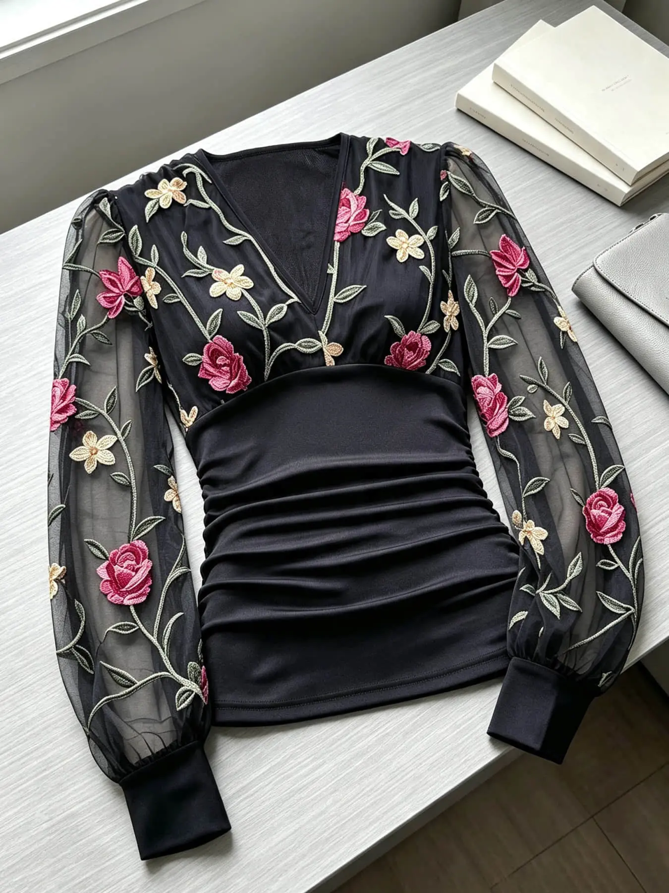 A women's fashionable light and familiar atmosphere gentle retro waist cinching slimming top, with a translucent long lantern sleeve design, suitable for autumn and winter, suitable for dating, bar gatherings, and internet famous attractions blouses