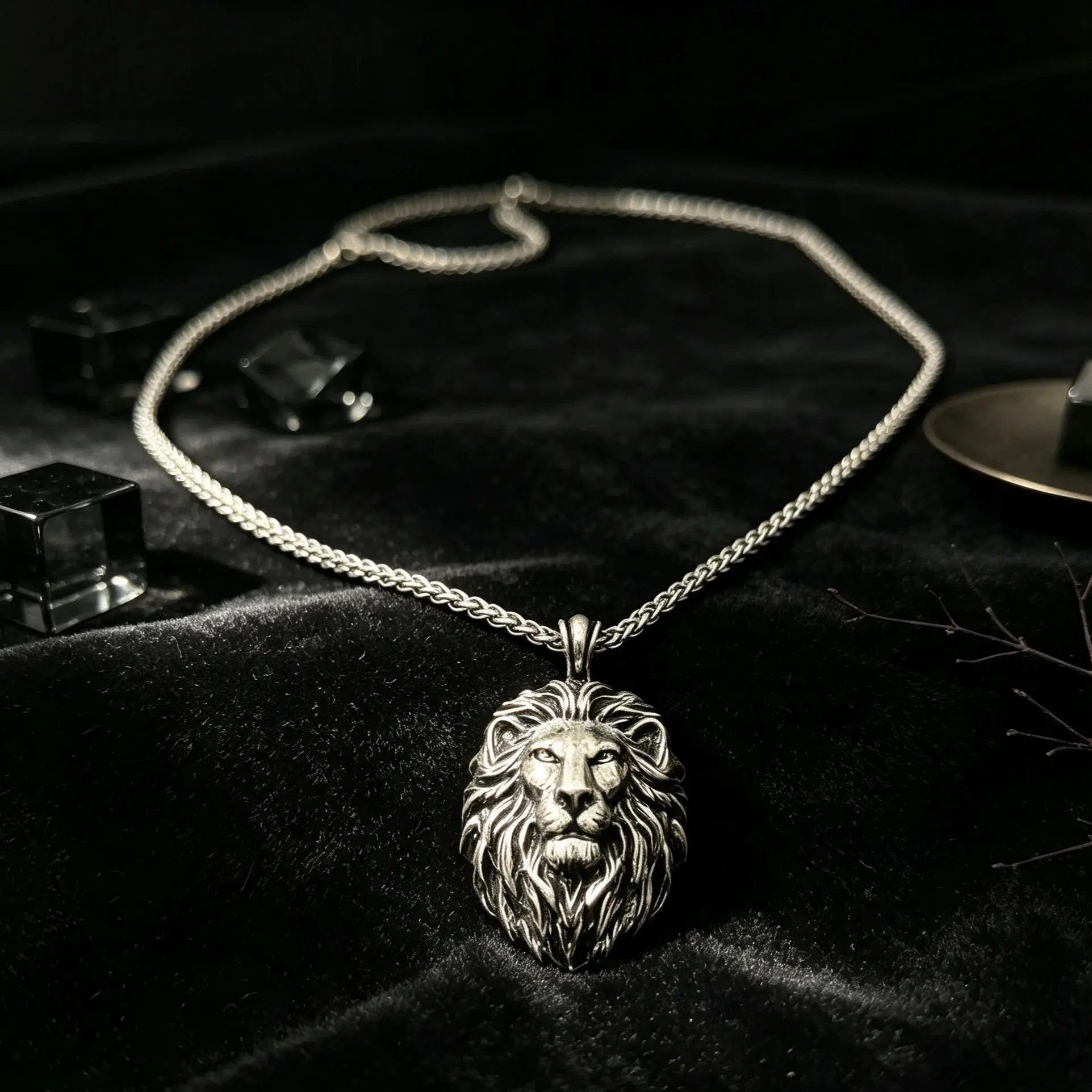Stainless Steel Lion Head Necklace, Unisex Design (Gender‑Neutral), Men's Necklace, with 2.5‑mm Cross Chain