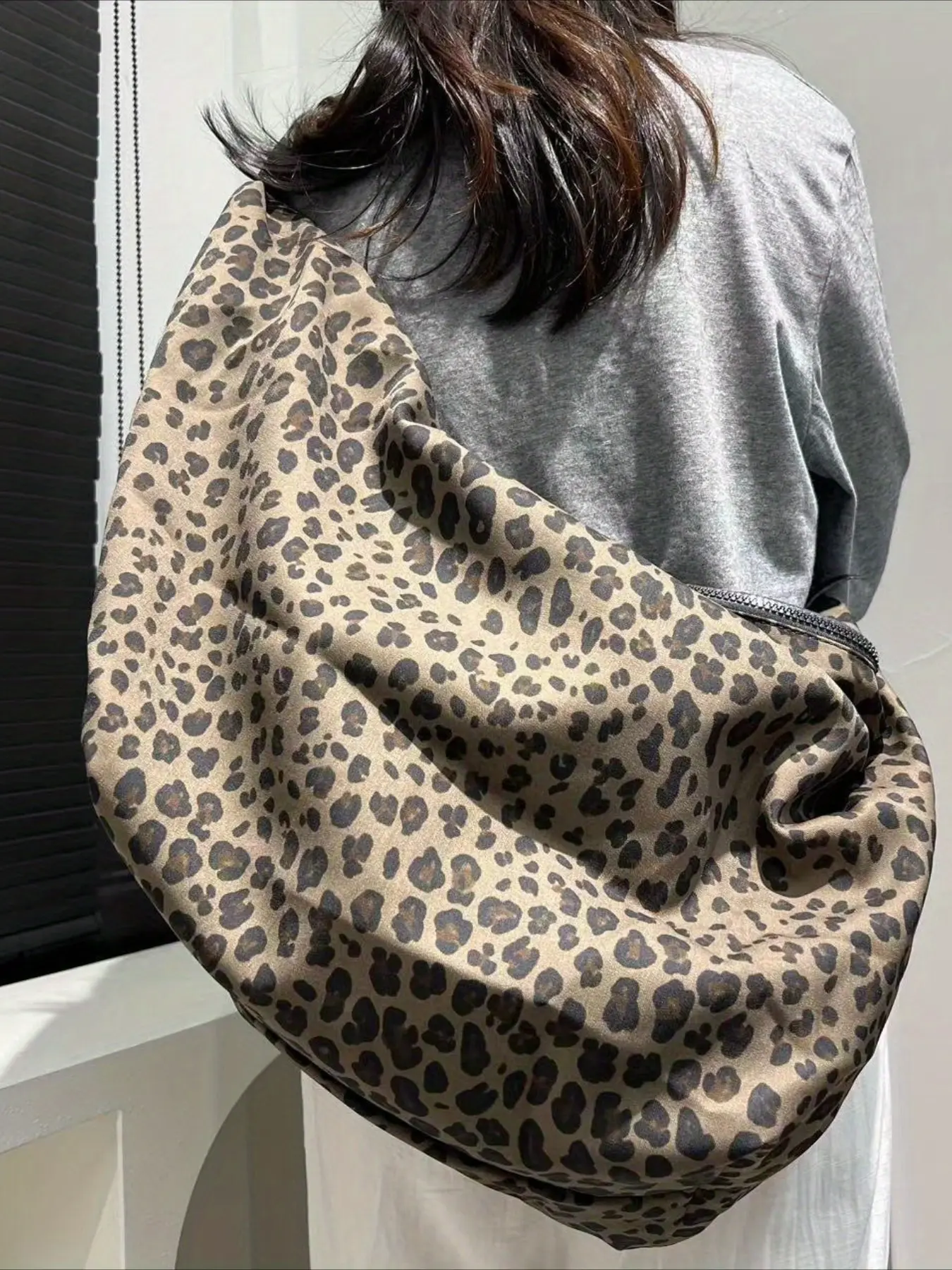 Ladies' fashionable leopard print chest bag, oversized casual sports crossbody bag, Cheetah Bag