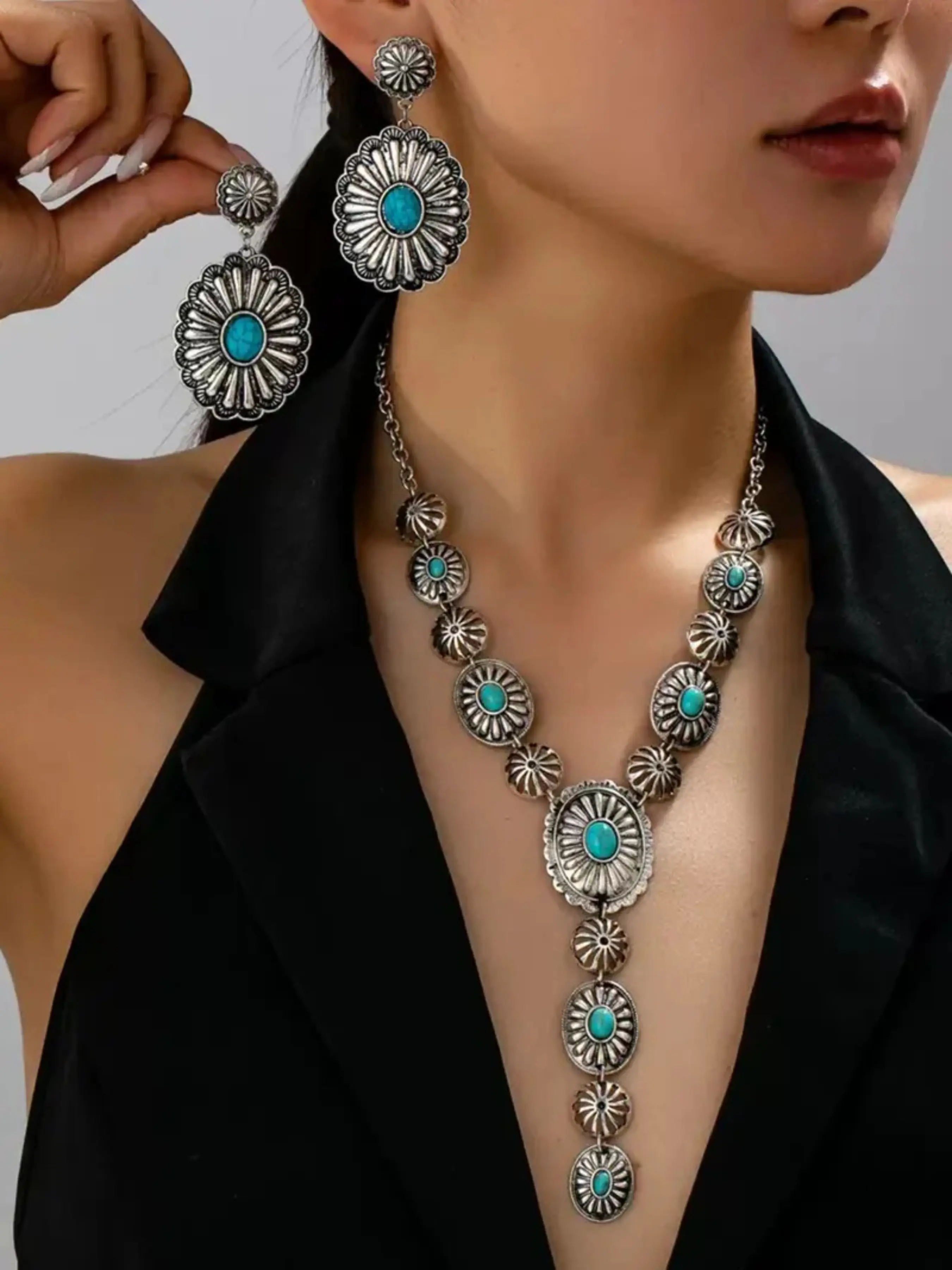 Vintage Western Boho Turquoise Jewelry Set, Necklaces Earrings Set, Textured Carved Floral Concho Pendant Flower Necklace Set & Drop Earrings, Cowgirl Statement Accessory for Daily Outfit, Country Concert, Western Party Styling