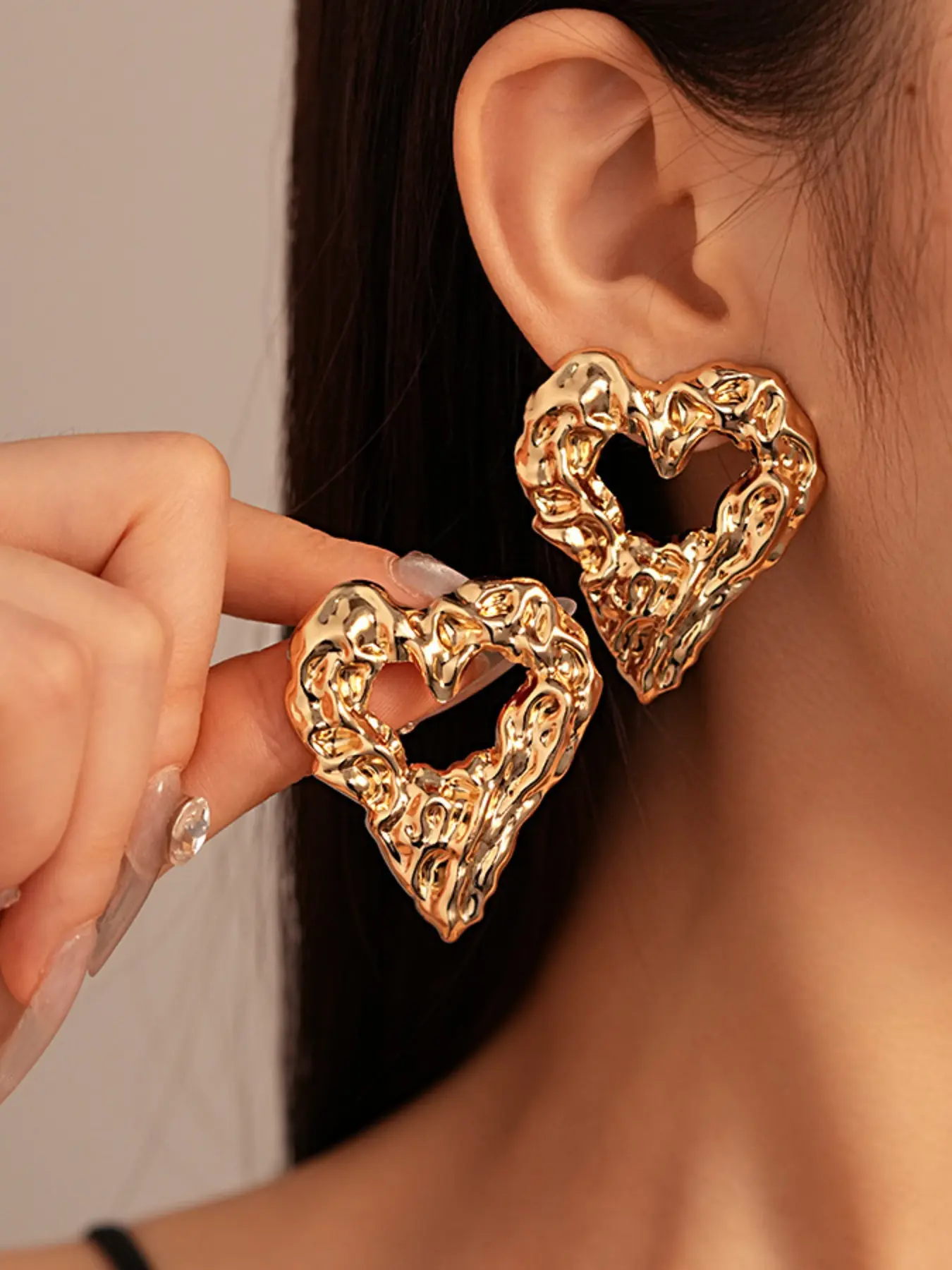 Three-dimensional chunky heart-shaped dangling earrings for women, Fashionable jewelry accessories, featuring a durable, non-fading gold finish, hammered openwork designs, striking statement piece