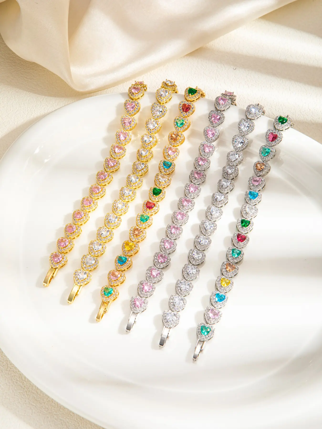 1-piece colorful heart-shaped full diamond delicate bracelet, sweet and girly Instagram style, bezel-set with scattered diamonds and multicolored cubic zirconia hearts, adjustable chain—perfect for students and everyday wear.