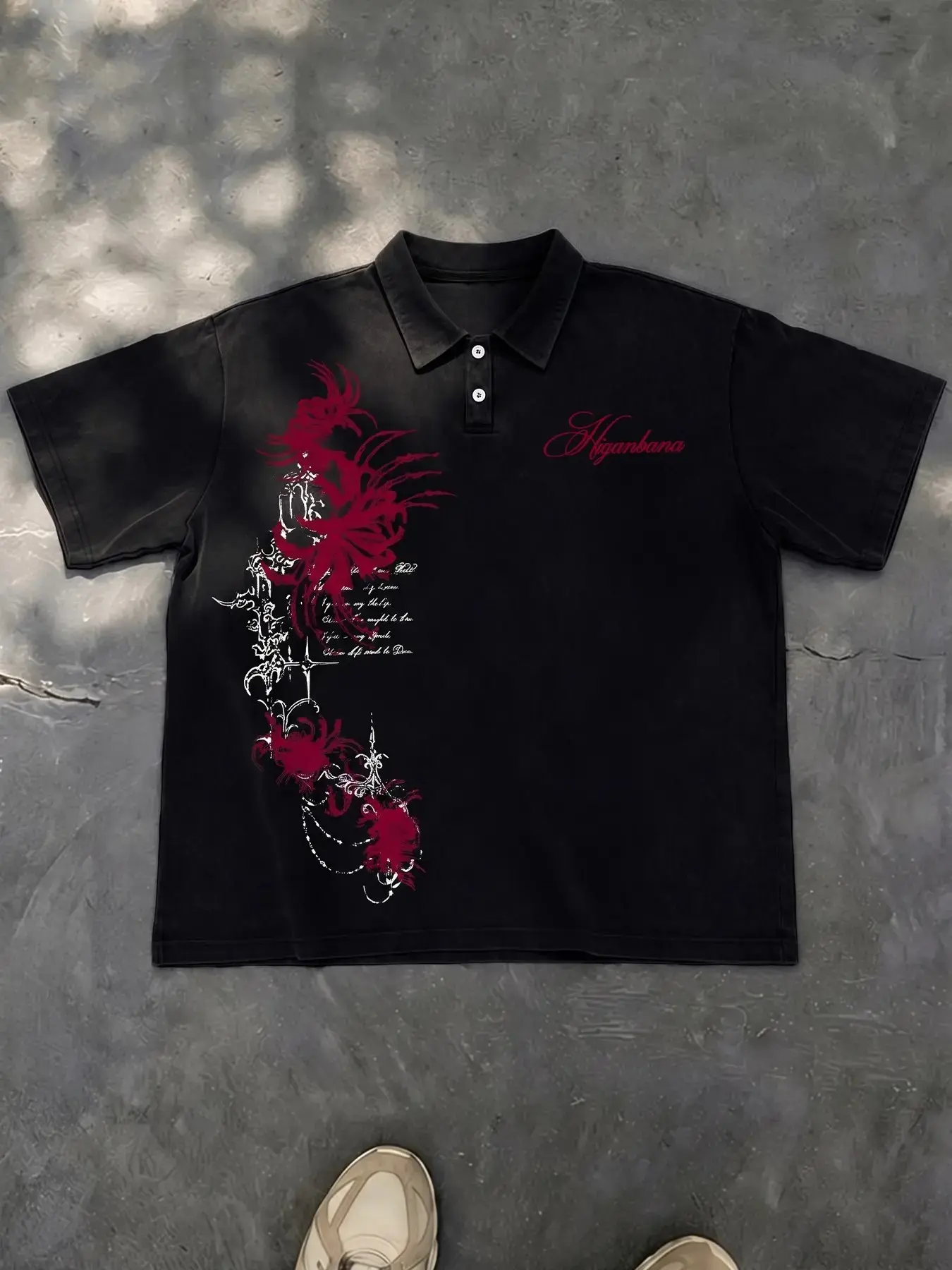 Dark Style Spider Lily Vertical Print Men's Polo, Vintage English Print, Loose Fit, Casual Turn-Down Collar, Half Sleeve, Casual Polo Shirt, Relaxed Fit