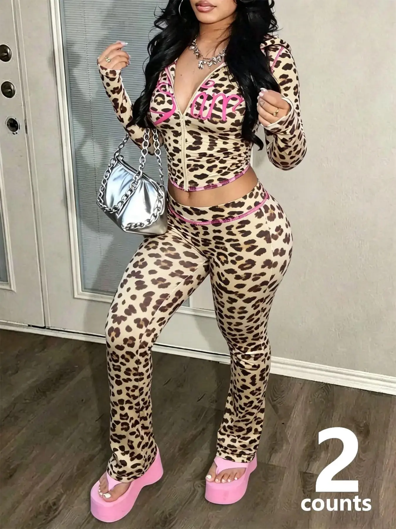 Women's two-piece leopard print set: a leopard print patchwork zip-up hooded long-sleeved sweatshirt paired with slightly flared skinny jeans. This trendy street style outfit creates a casual yet fashionable look, suitable for everyday wear and outings.