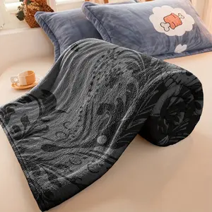 This ultra-soft, anti-static flannel blanket is suitable for all seasons, including beds, sofas, recliners, and offices. Lightweight and warm, it is machine washable, colorfast, features a skull pattern design, a modern style, and comes in mixed colors. M
