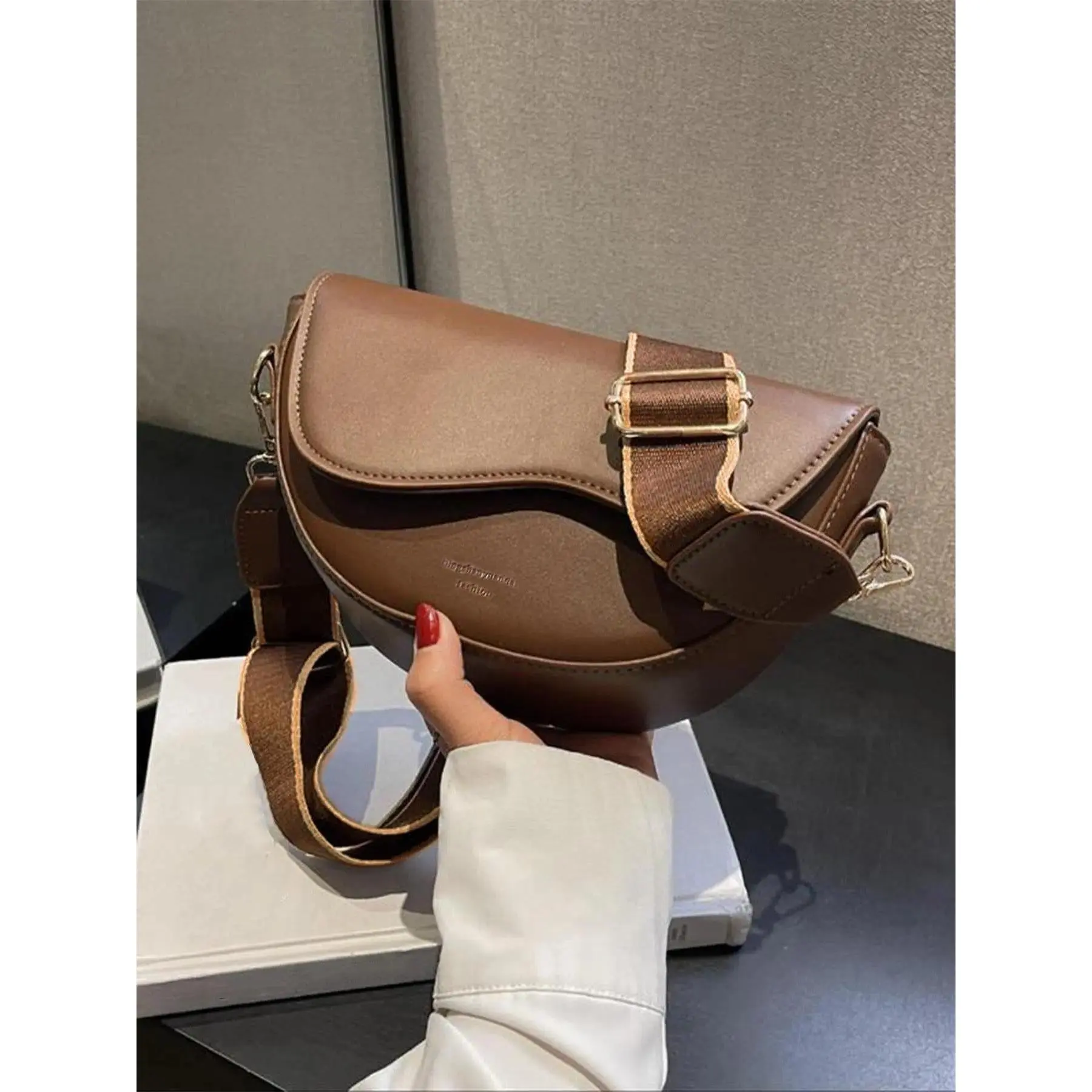 Retro Solid Color Saddle Bag for Women - Wide Shoulder Strap Crossbody Messenger Purse, Classic Trendy Everyday Shoulder Handbag