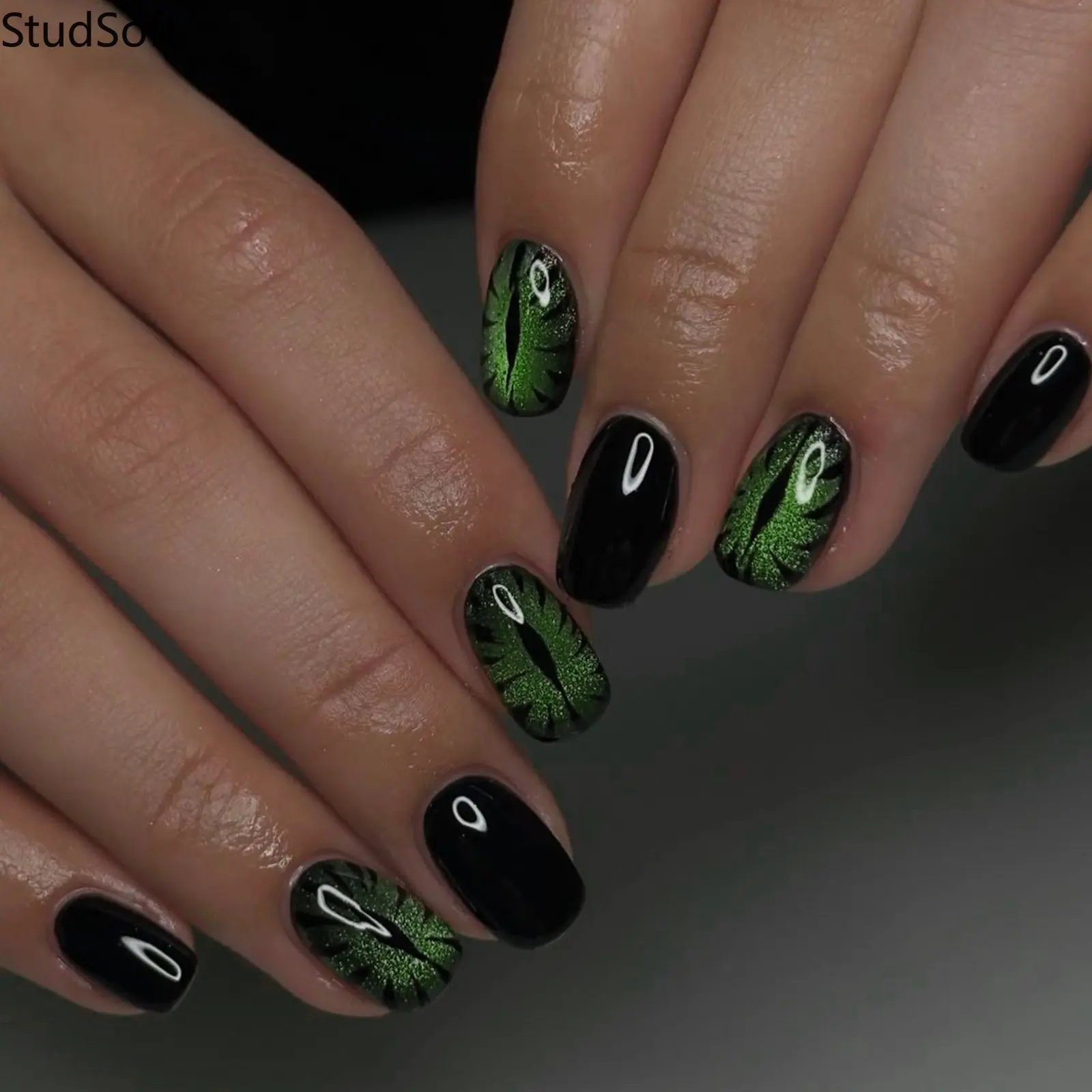 24pc Green Cat Eye Press on Nails Short Round Fake Nail Patches Glossy Black Dragon Eye Artificial Nails Reusable Gothic Halloween Manicure