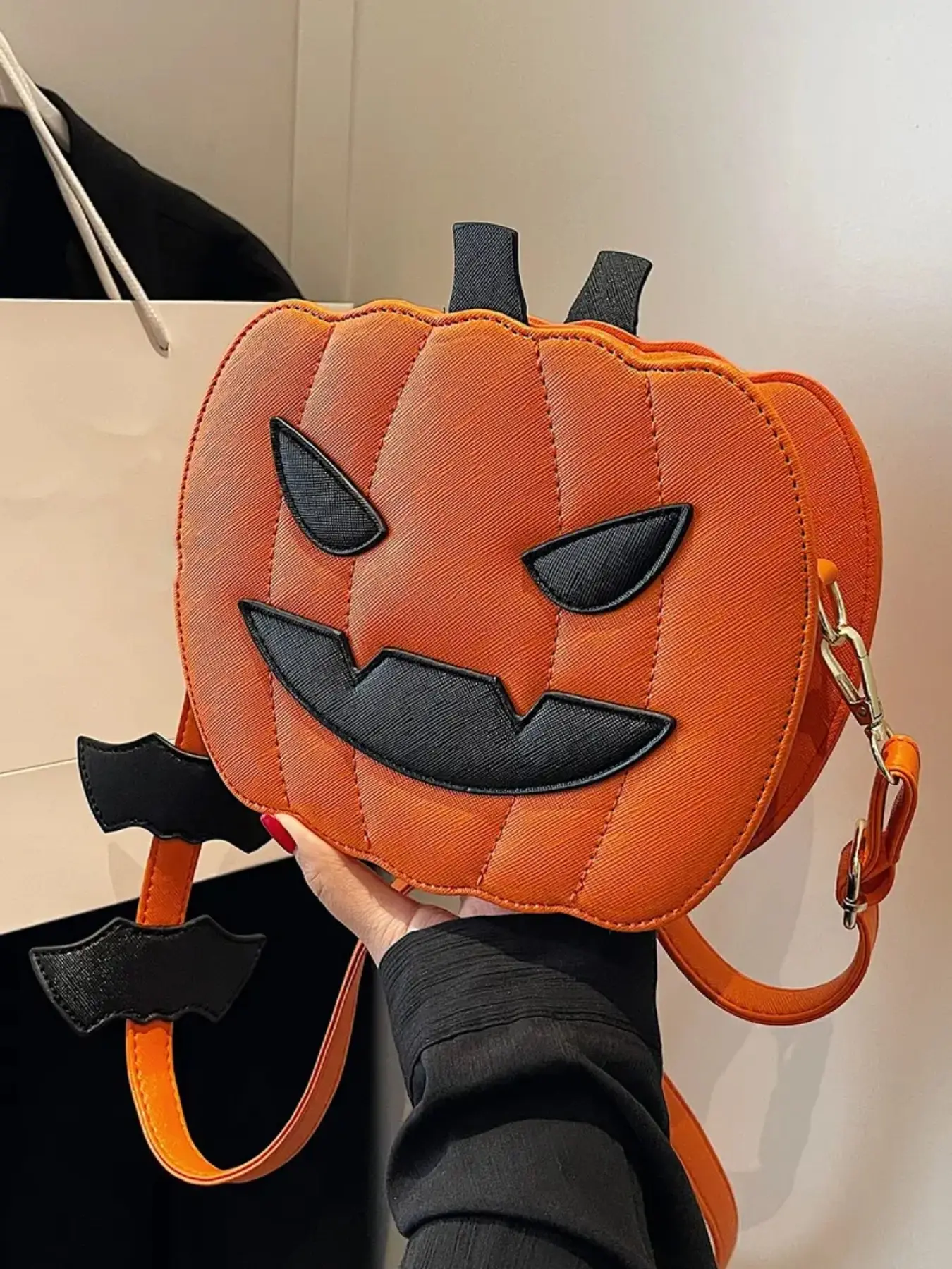 Jack-o'-Lantern Crossbody Bag with Bat Decor Strap, Halloween Themed Shoulder Purse for Women, Novelty Accessory for Costume Parties, Trick-or-Treat Outings and Holiday Celebrations