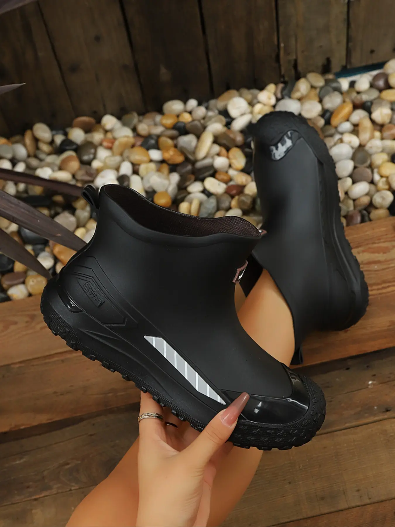 Fashionable Women's Rain Boots, Cute Comfortable Fleece Lining, Mid-Calf Waterproof Camping Shoes, Non-Slip Durable Water Shoes