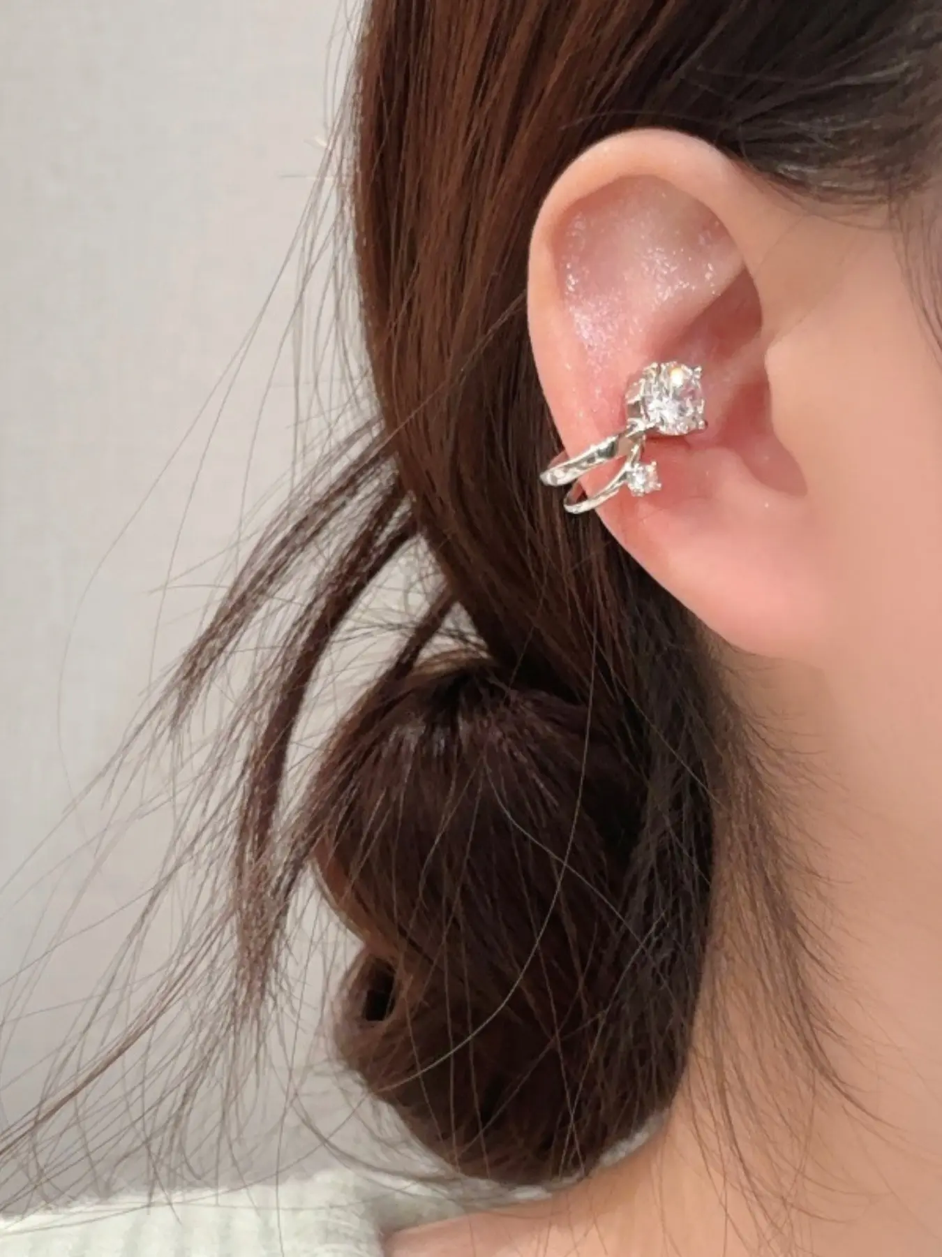 Double-layer sparkling zircon clip-on earrings, copper alloy earrings with small light bulb-shaped ear cartilage clips, suitable for everyday wear, hypoallergenic clip-on earrings for women without pierced ears.
