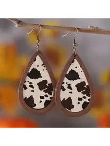 A pair of retro western-style earrings, mini ethnic style black and white cowhide pendant earrings. This fashionable design is suitable for both vacation and daily wear. Elegant western accessories, an excellent gift for her.