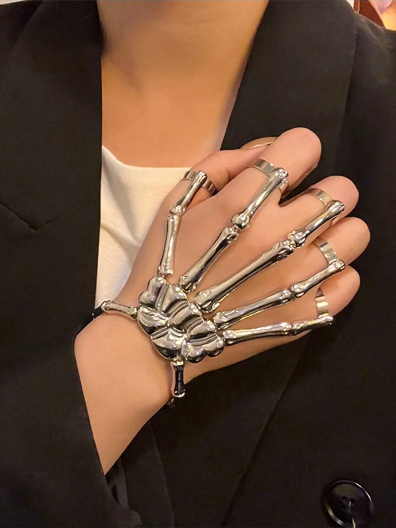 1Pc Fashion Punk‑Style Skeleton Hand Five‑Finger Rings Bracelet Adjustable Hand Harness Fashionable Jewelry Accessories Suitable for Party Halloween Wear Ideal Gift for Friends