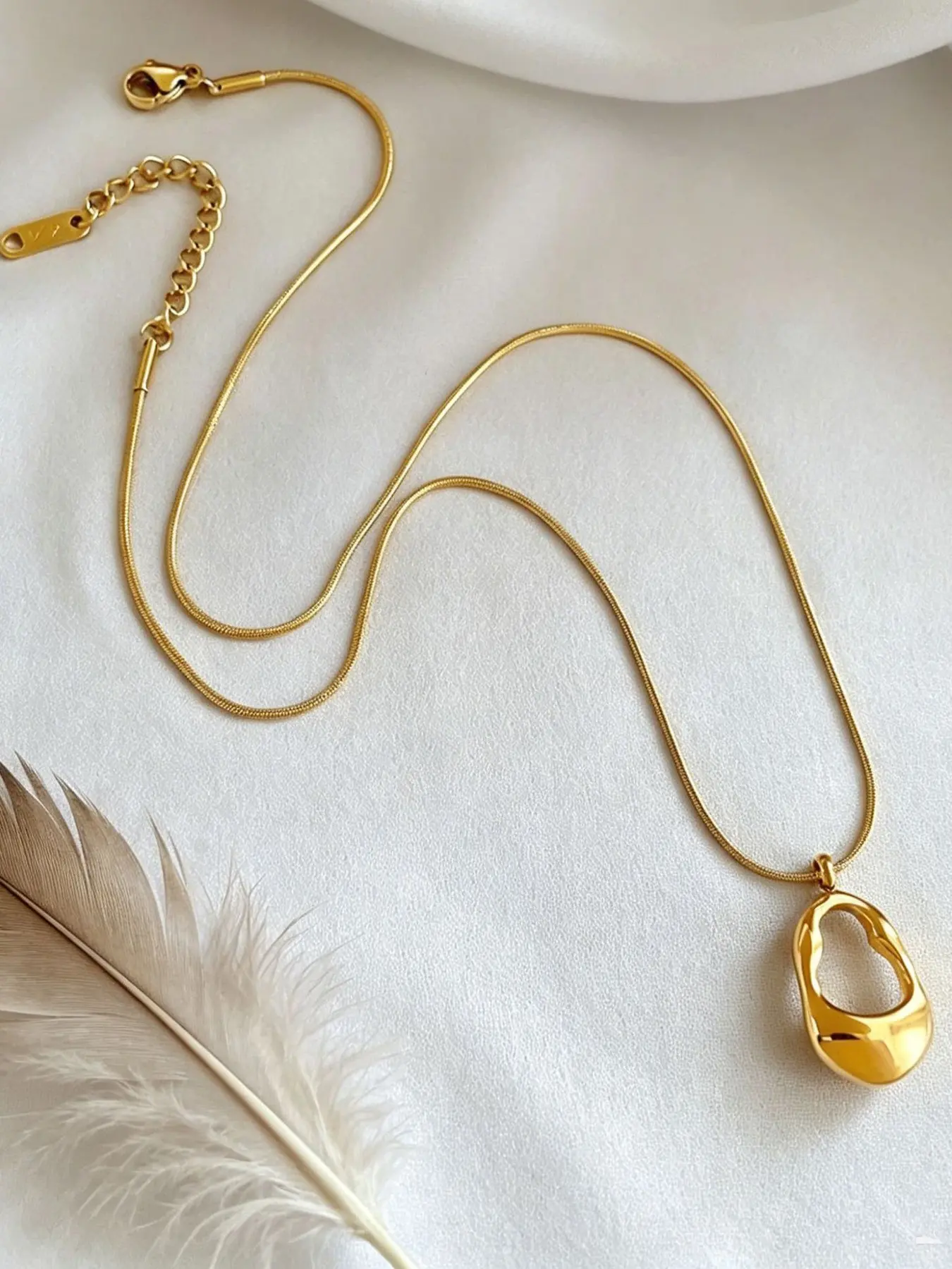 French Style Simple Daily Commute Versatile Irregular Hollow Water Drop Pendant Stainless Steel Necklace, Fashionable Design for Women, Waterproof Necklace, Hypoallergenic Necklace, Gift for Girlfriend and Mother, Birthday Anniversary Gift Necklace