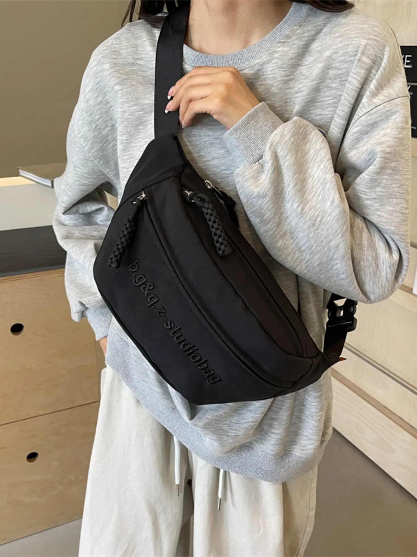 Simple lightweight adjustable shoulder strap large-capacity sports chest bag, multi-compartment storage casual crossbody bag suitable for commuting, shopping, and outdoor travel Crossbody Fanny Pack