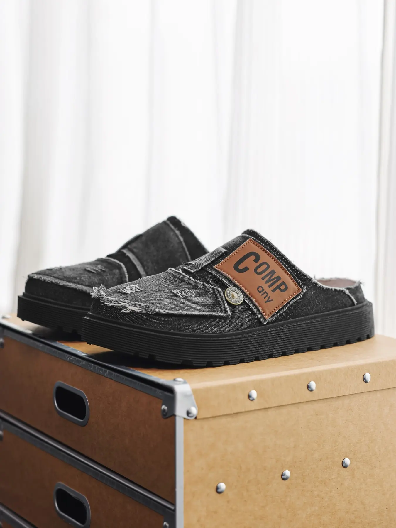 Men Black Distressed Denim Clog Mules Frayed Raw Edge Brown Leather Logo Patch Metal Rivet Decor Thick Serrated Non-slip Rubber Sole Slip-On Vintage Street Style Half Slippers Footwear For Daily Casual Outfits