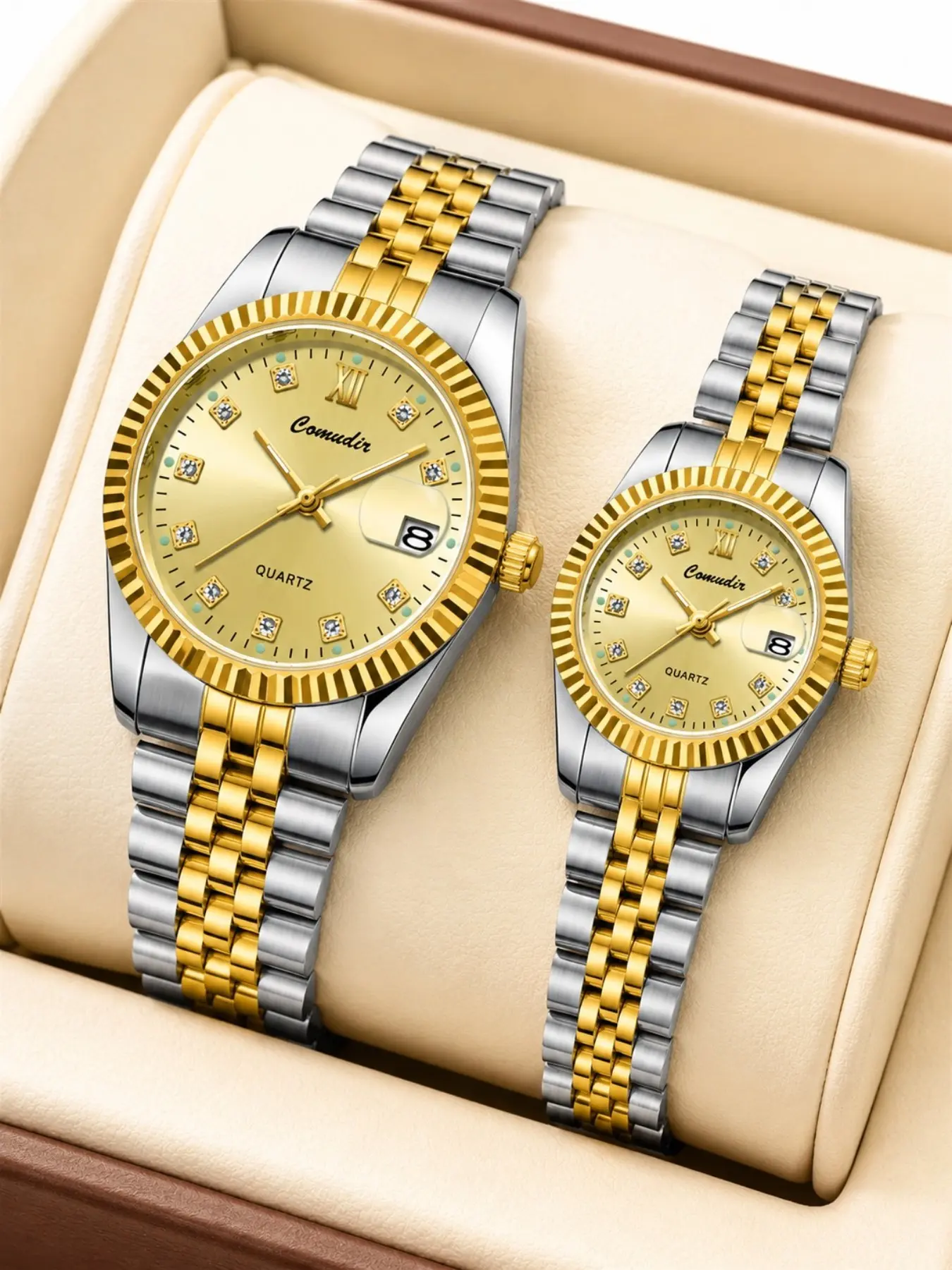 2Pcs/set Couple Two Tone Quartz Watch Fluted Gold Bezel Big Small Size Sunray Gold Dial Diamond Roman Index Single Date Steel Bracelet 30M Waterproof Luxury Lover Wristwatch Gift Set