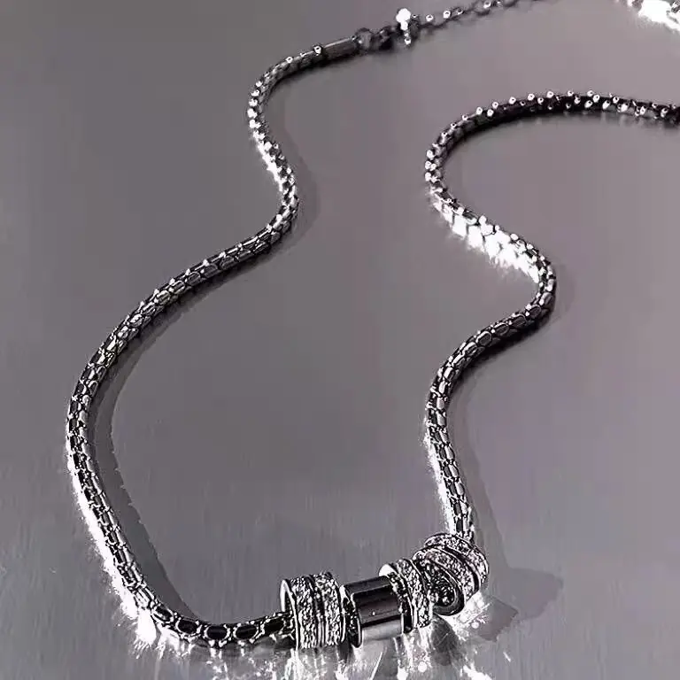 Unisex Sparkling Diamond Ring Pendant Necklace, Cold Style, Light Luxury, Small and Popular Design, Fashionable and Versatile, Temperament, Collarbone Chain