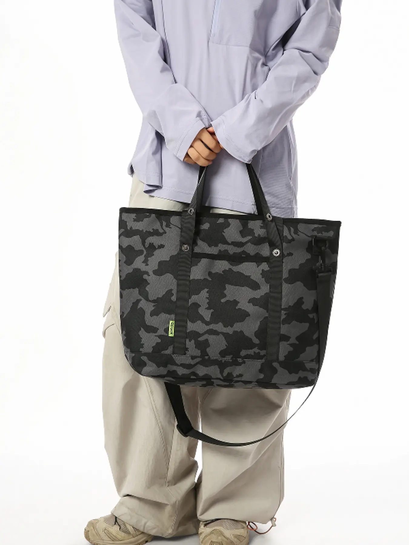 Street workwear style camouflage large-capacity tote bag, dual handles + detachable adjustable crossbody strap, front multi-pocket multi-compartment outdoor fitness commuting shoulder bag