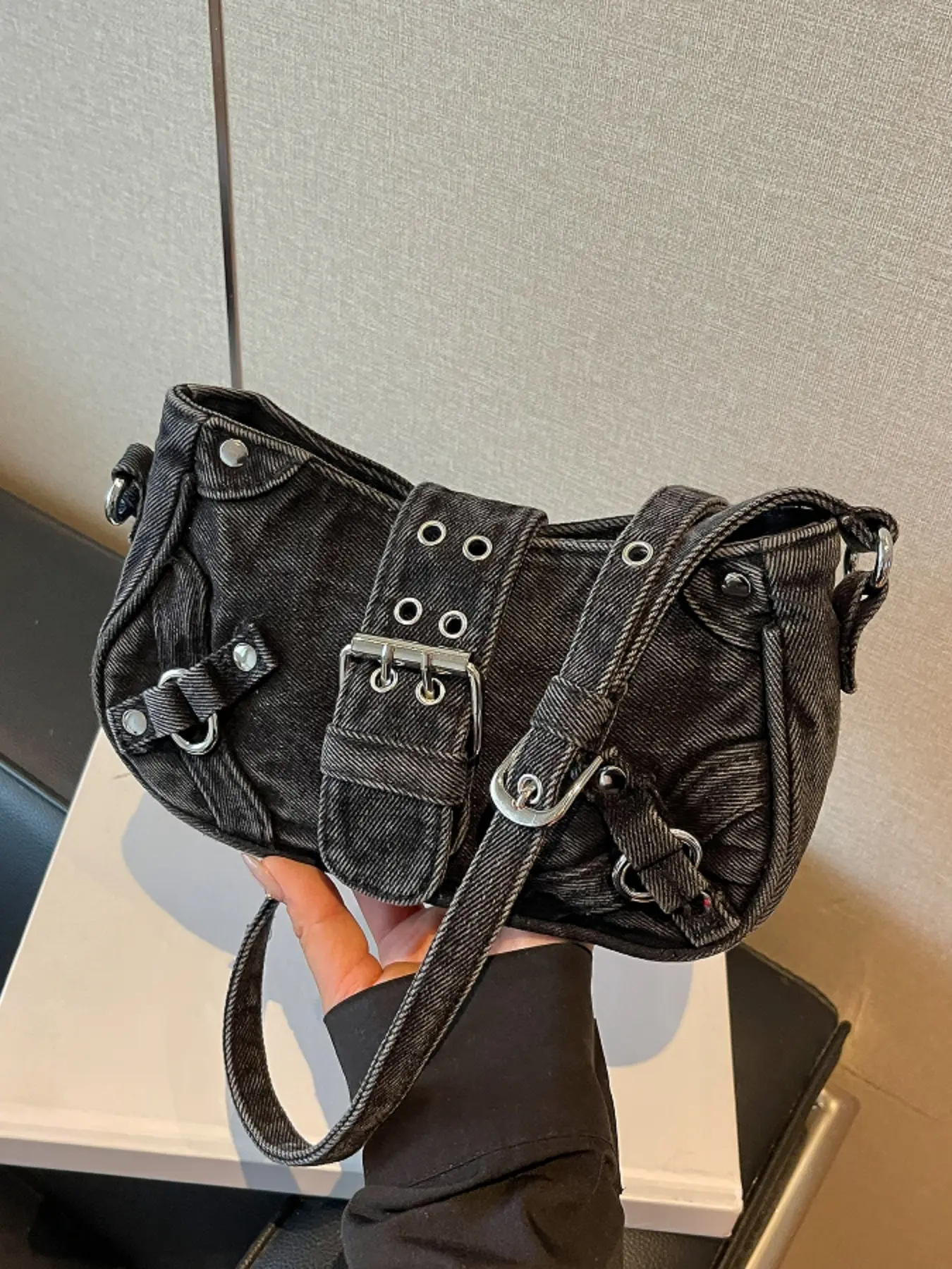 Retro distressed denim shoulder bag, exquisite metal buckle decoration, adjustable strap, niche fashionable crossbody bag with texture, suitable for daily outings, dates, and shopping.