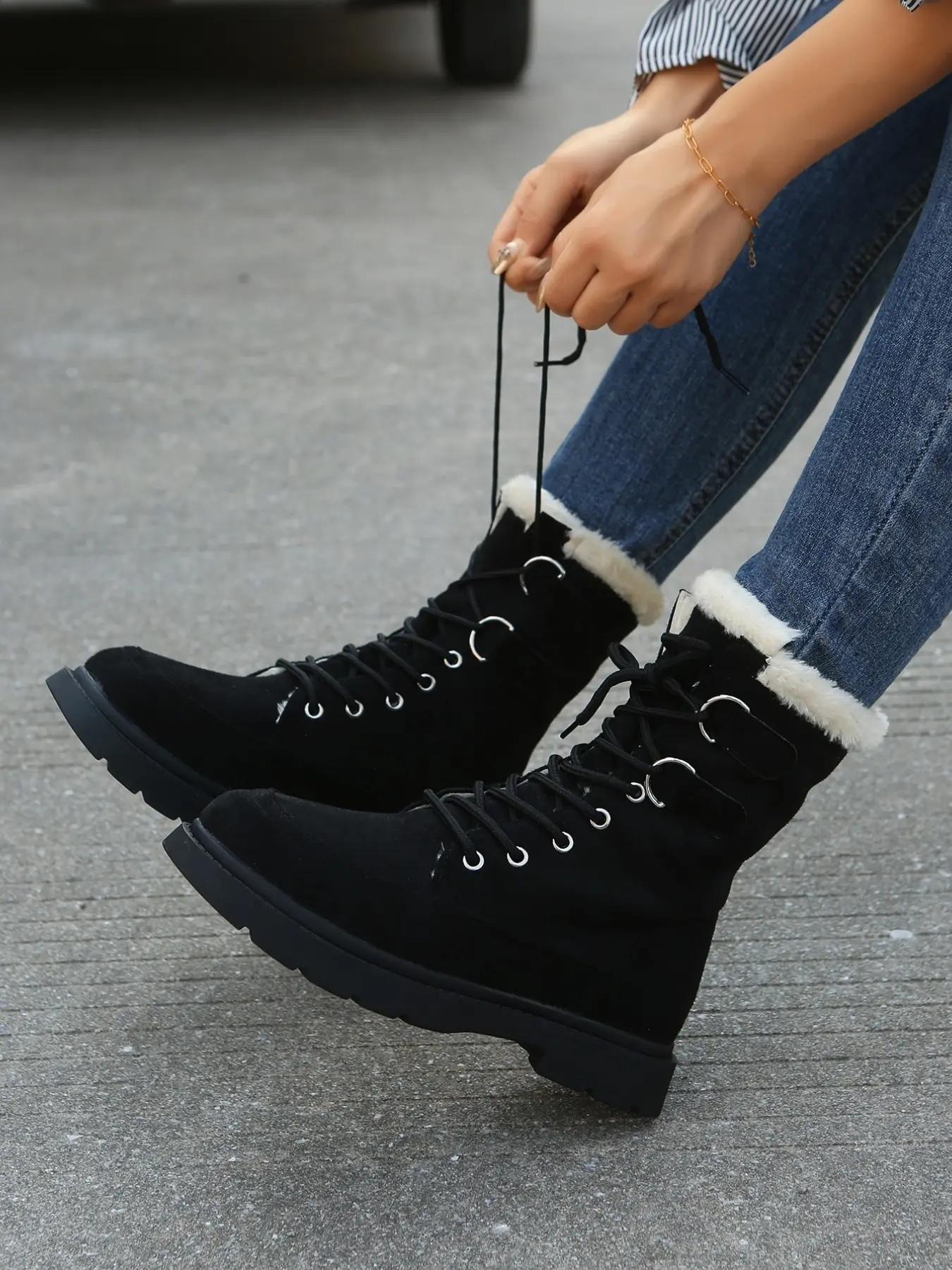 New Women's Winter Thickened Mid-Calf Warm Boots, Fashionable Lace-Up Anti-Slip Thick Sole Boots, Versatile and Stylish