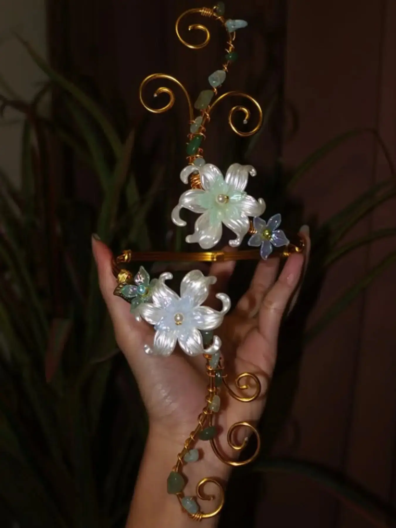 1pc Handmade Vintage Shell Flower Open Arm Cuff Bracelet, Fairycore Wire Wrapped Vine Armlet with Natural Jade Beads, Adjustable Woodland Fairy Statement Jewelry, Elegant Floral Costume Accessory, Gift for Women